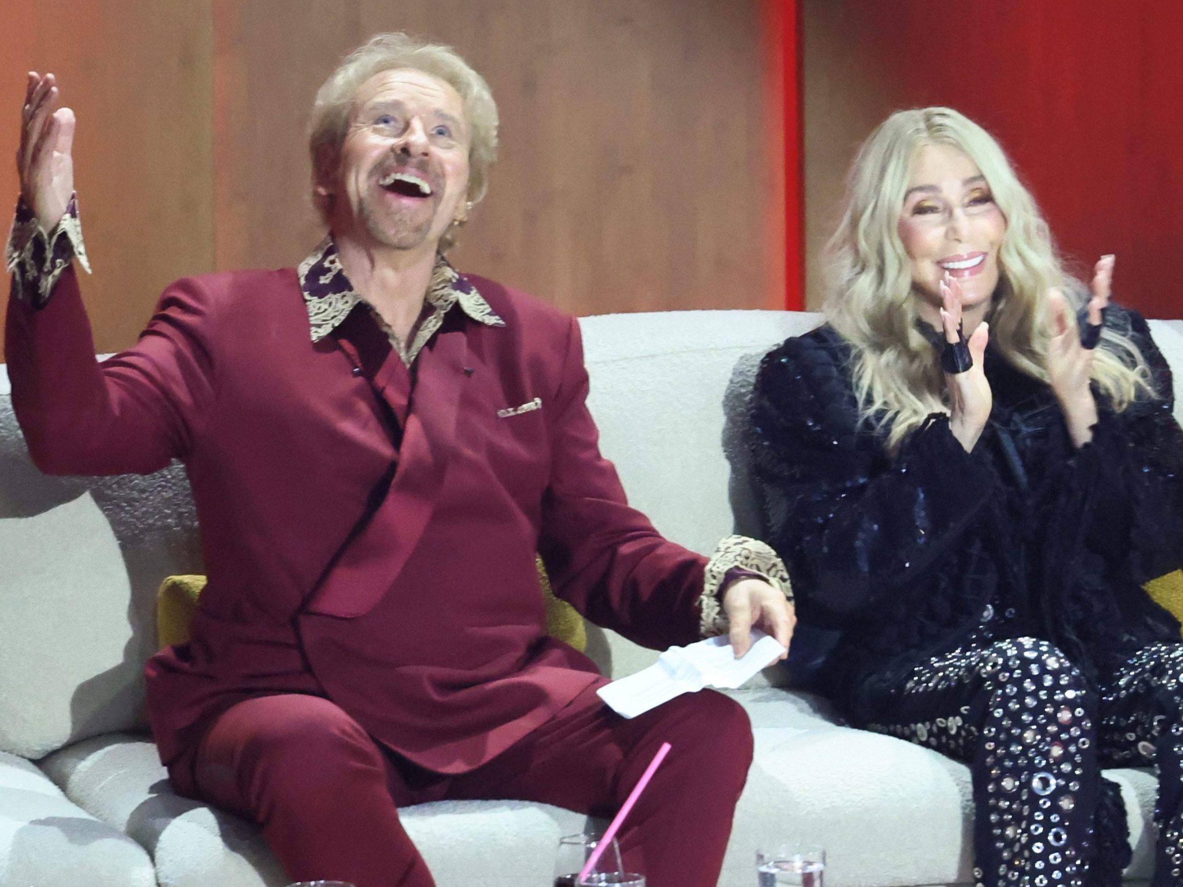 Thomas Gottschalk zusammen mit Sängerin und Künstlerin Cher bei der letzten "Wetten dass..?" - Ausgabe.