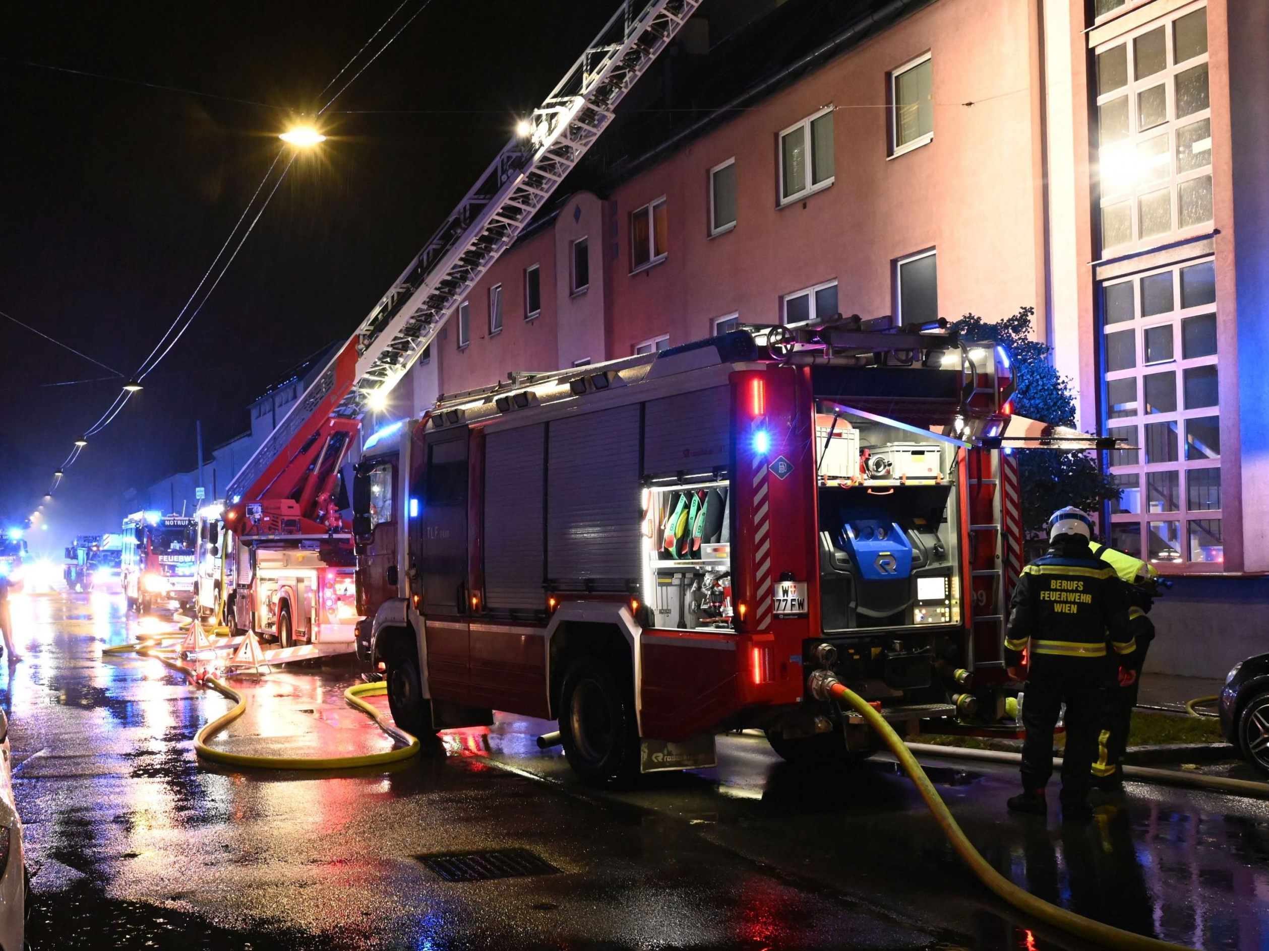 In Wien-Liesing kam es zu einem schweren Dachbrand.