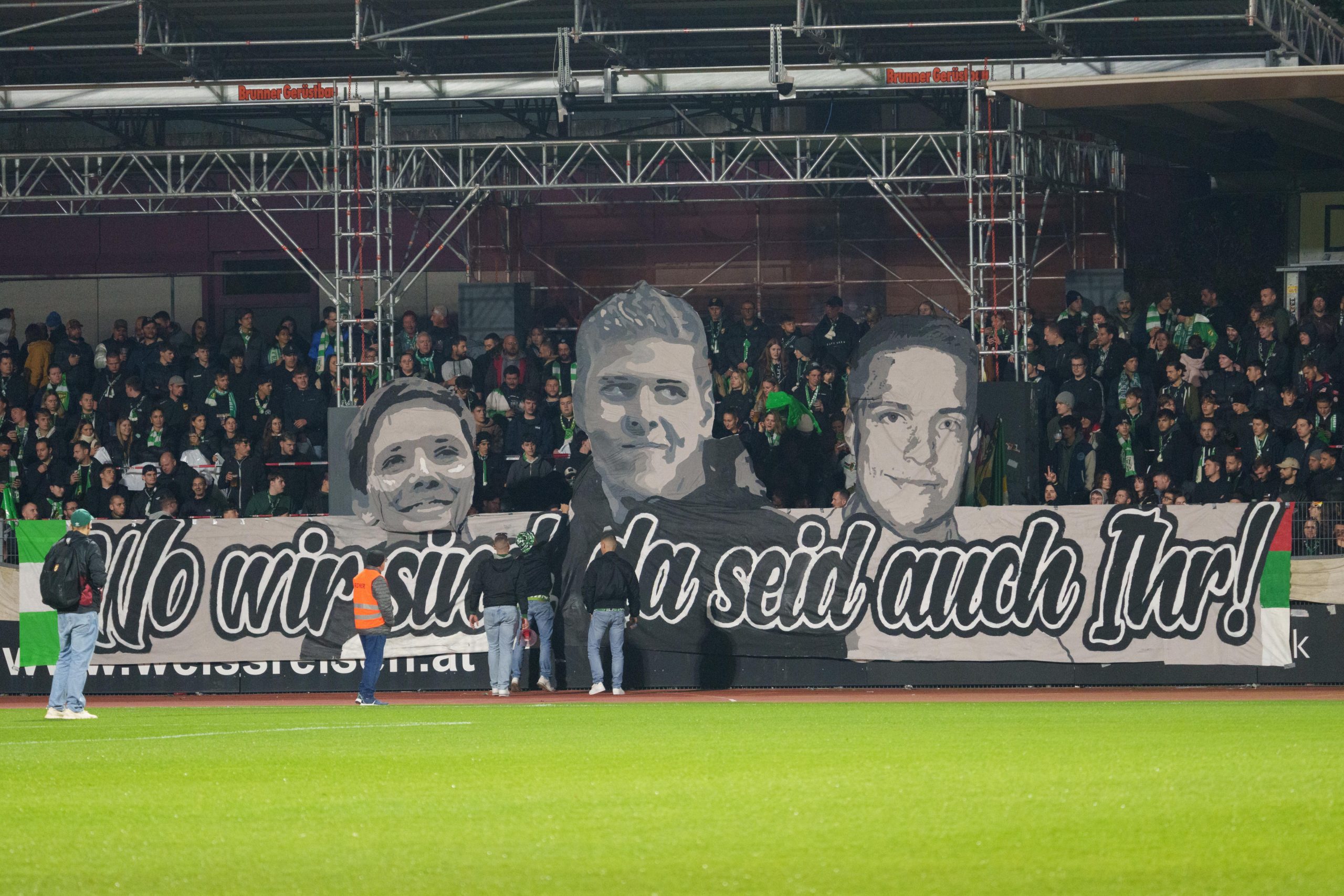 Beim Match SW Bregenz gegen Austria Lustenau am vergangenen Samstag erinnerte ein Banner an Simon (Mitte) und zwei weitere verstorbene Fans (r. und l.) aus Augsburg, welche bei einem Autounfall vor mehreren Jahren ums Leben kamen. Beim Match SW Bregenz gegen Austria Lustenau am vergangenen Samstag erinnerte ein Banner an Simon (Mitte) und zwei weitere verstorbene Fans (r. und l.) aus Augsburg, welche bei einem Autounfall vor mehreren Jahren ums Leben kamen.