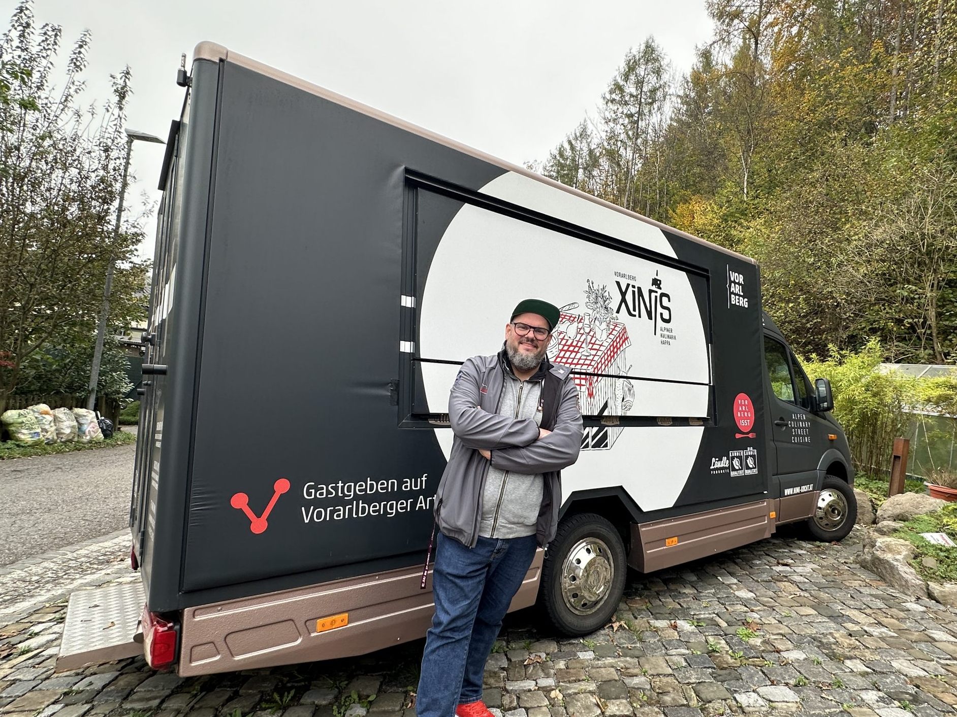 Mike Pansi vor seinem Foodtruck. Dieser steht nun zum Verkauf. Mike Pansi vor seinem Foodtruck. Dieser steht nun zum Verkauf.