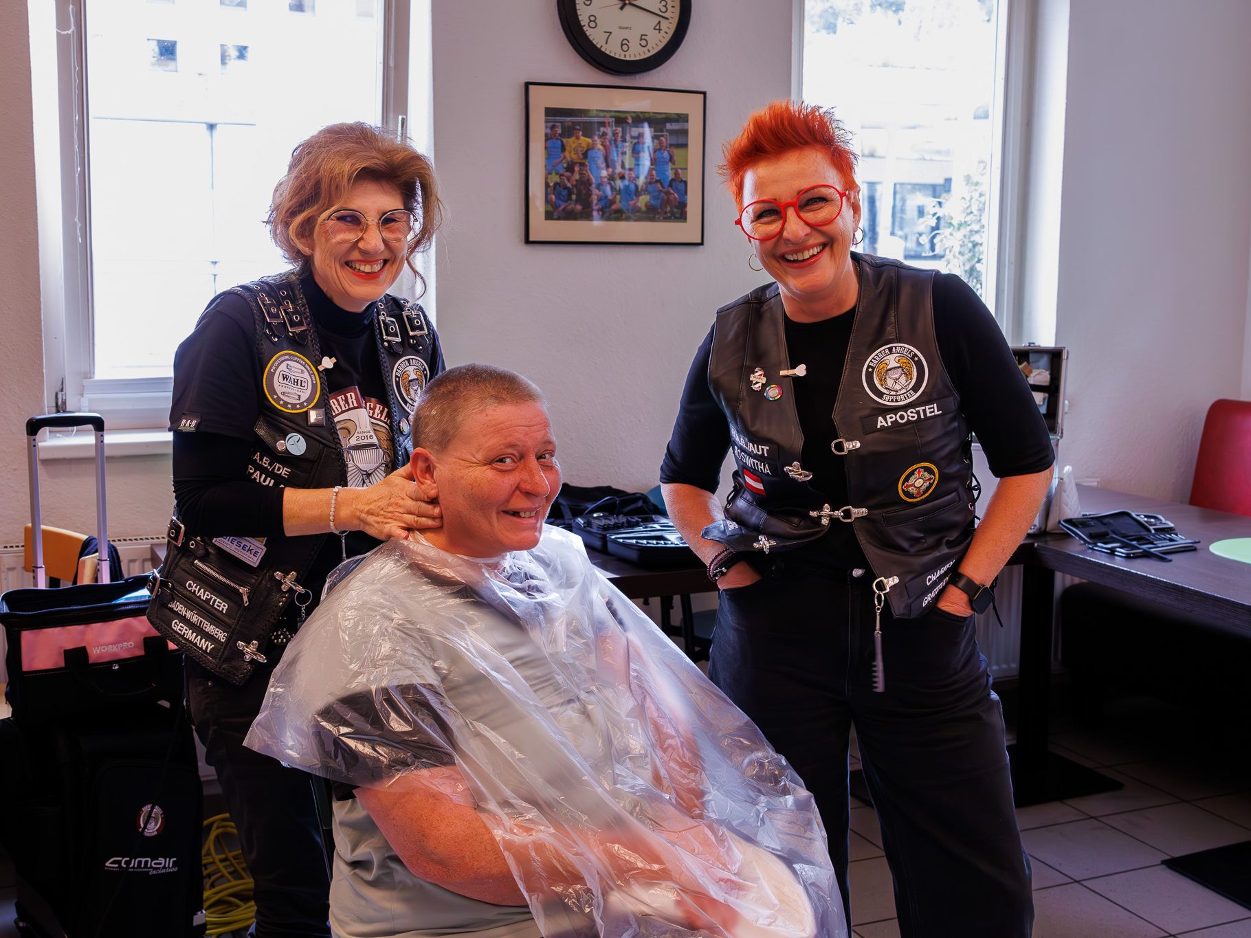 Die "Barber Angels" frisierten und schnitten Bärte sowie Haare.