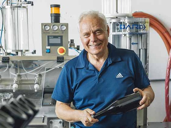 Gerhard Polzhofer stellt Crémant nach der Champagner-Methode her.