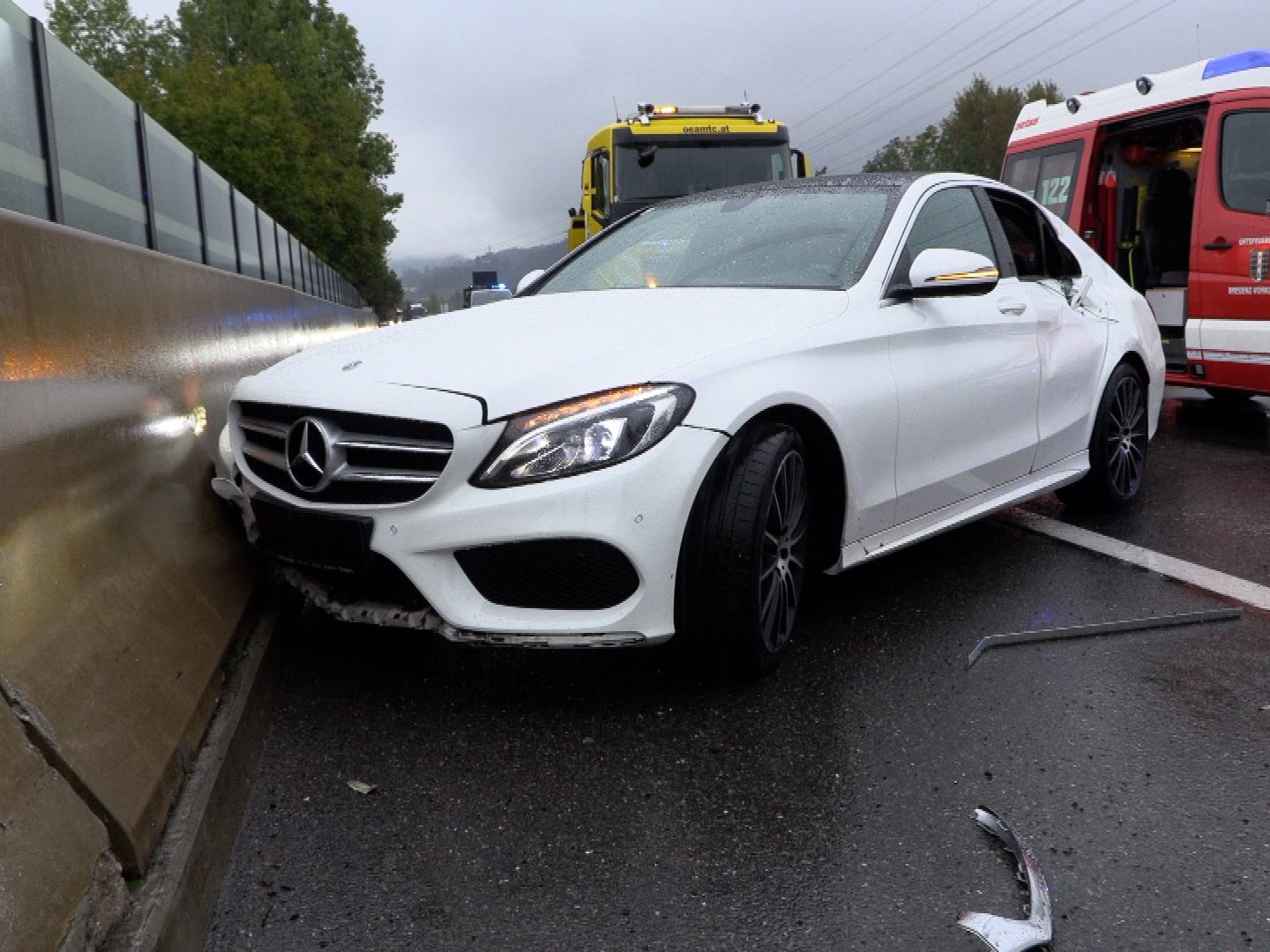 Aquaplaning: Pkw gegen Betonwand geschleudert