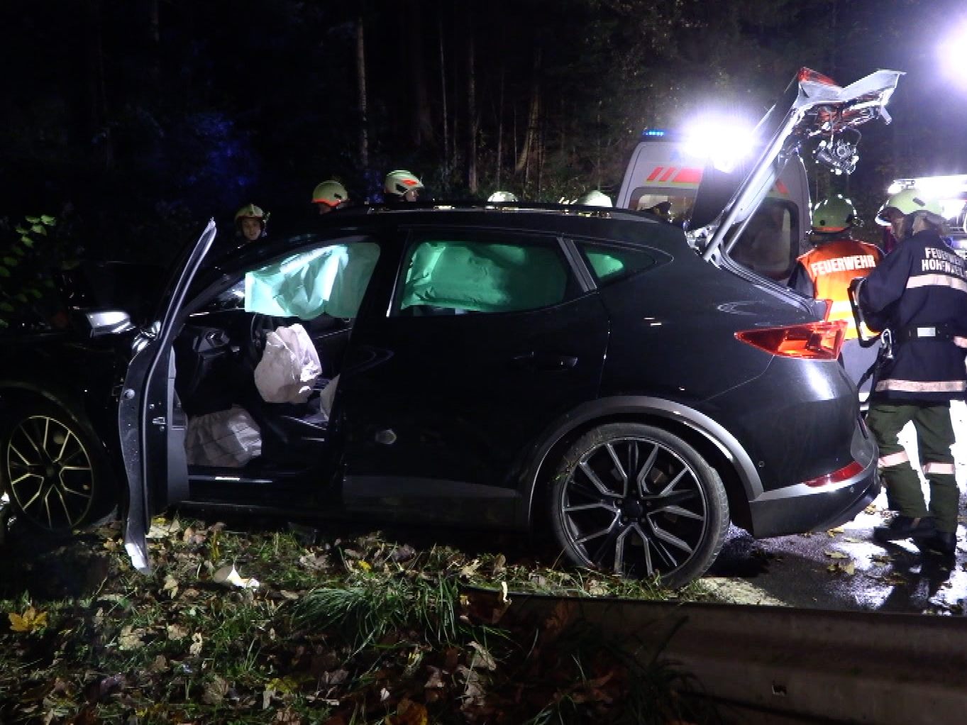 Ein Baum stoppte das Unfall-Fahrzeug.