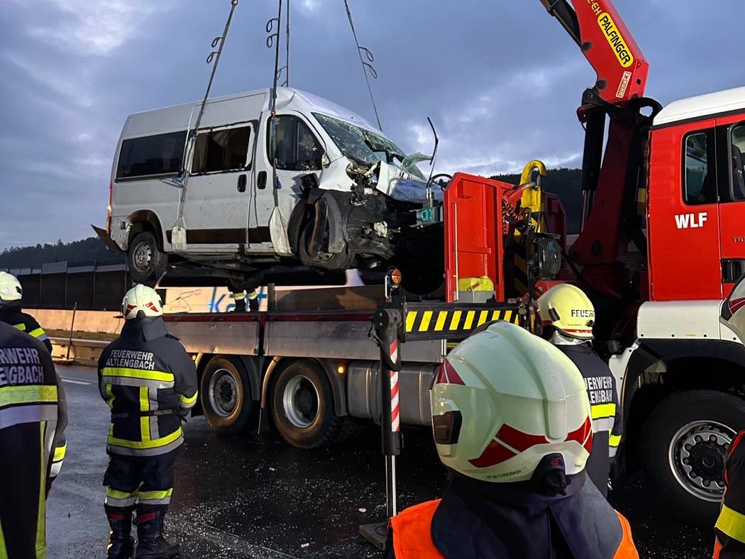 Ein Kleinbus krachte frontal gegen einen Fahrbahnteiler und kippte um. Ein Kleinbus krachte frontal gegen einen Fahrbahnteiler und kippte um.