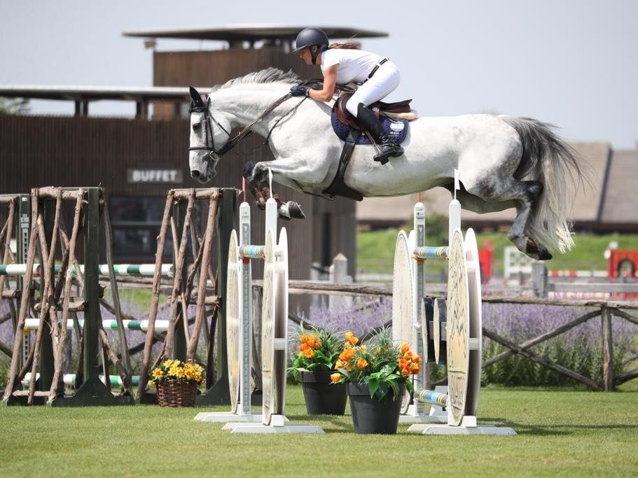Die Rankweilerin Bianca Rüscher ist als Profi im Springreiten unterwegs.