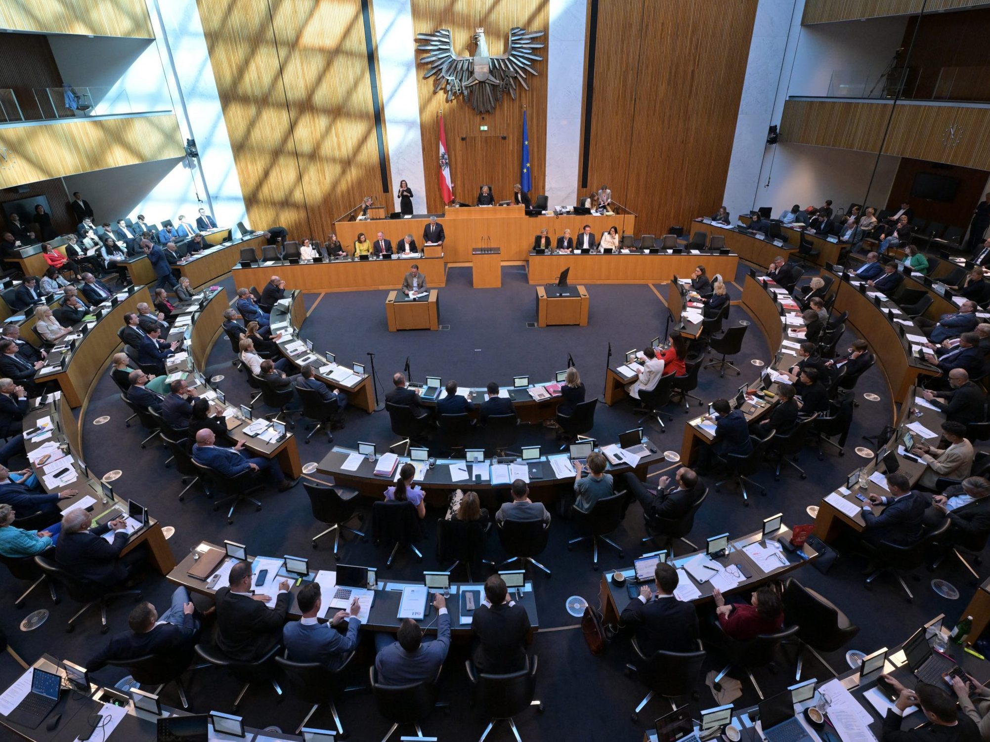 Der Nationalrat wählt in seiner ersten Sitzung einen NR-Präsidenten. Der Nationalrat wählt in seiner ersten Sitzung einen NR-Präsidenten.