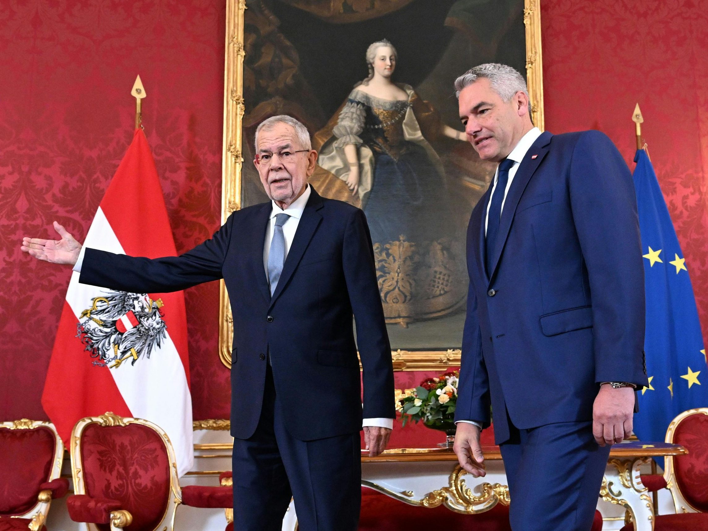 Van der Bellen beauftragte ÖVP-Chef Nehammer. Van der Bellen beauftragte ÖVP-Chef Nehammer.