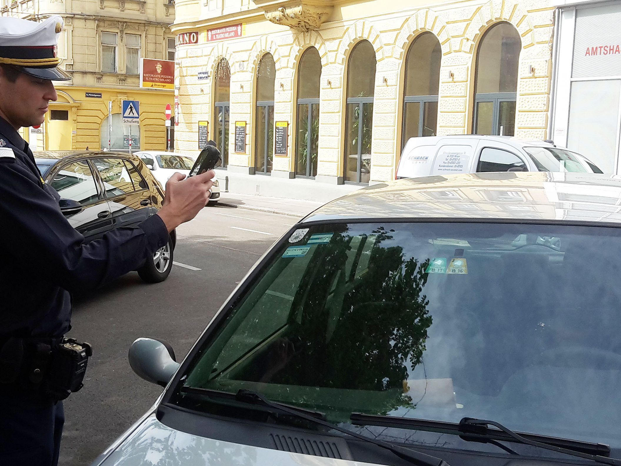 Trotz Einsatz der Scan-Cars müssen die Wiener Parksherrifs künftig aussteigen, um einen Strafzettel auszustellen.