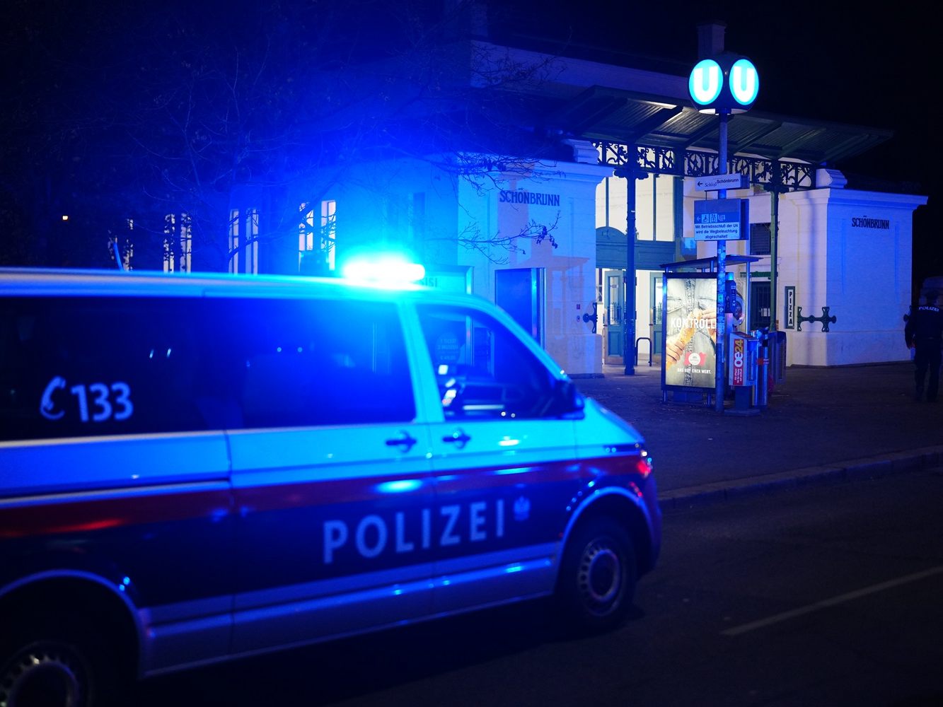 In Wien verunglückte "U-Bahnsurfer" (17, 18) weiter im Krankenhaus. In Wien verunglückte "U-Bahnsurfer" (17, 18) weiter im Krankenhaus.