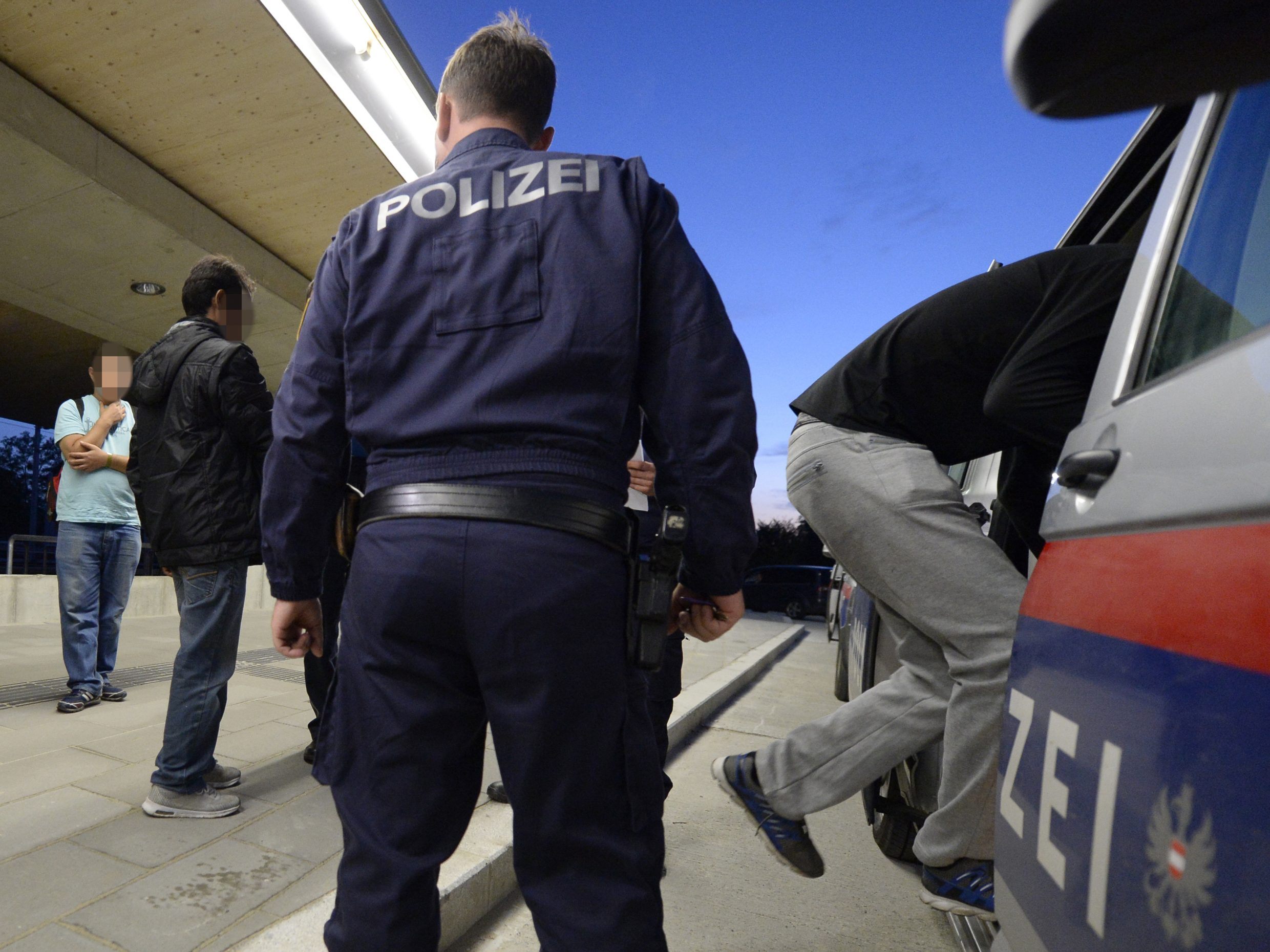 Die Männer wurden vorläufig festgenommen und auf freiem Fuß angezeigt.