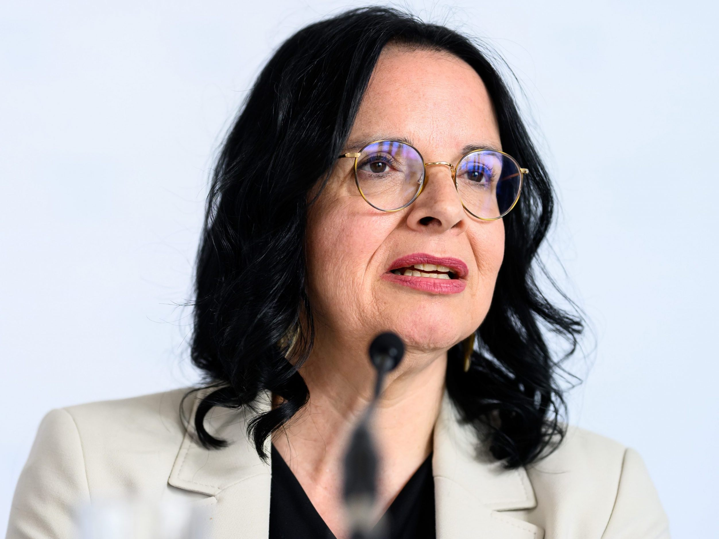 Der Schritt sei "schon lange vereinbart" und finde "auf eigenen Wunsch" Mayers statt, hieß es. Der Schritt sei "schon lange vereinbart" und finde "auf eigenen Wunsch" Mayers statt, hieß es.