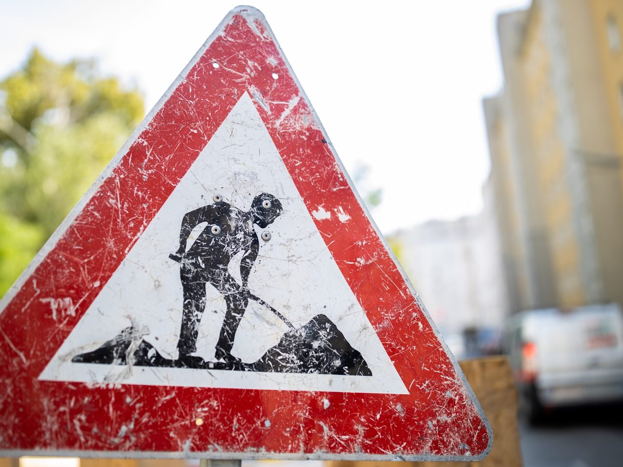 Gehsteigsanierungsarbeiten stehen in der Wienerbergstraße in Wien-Meidling bevor.