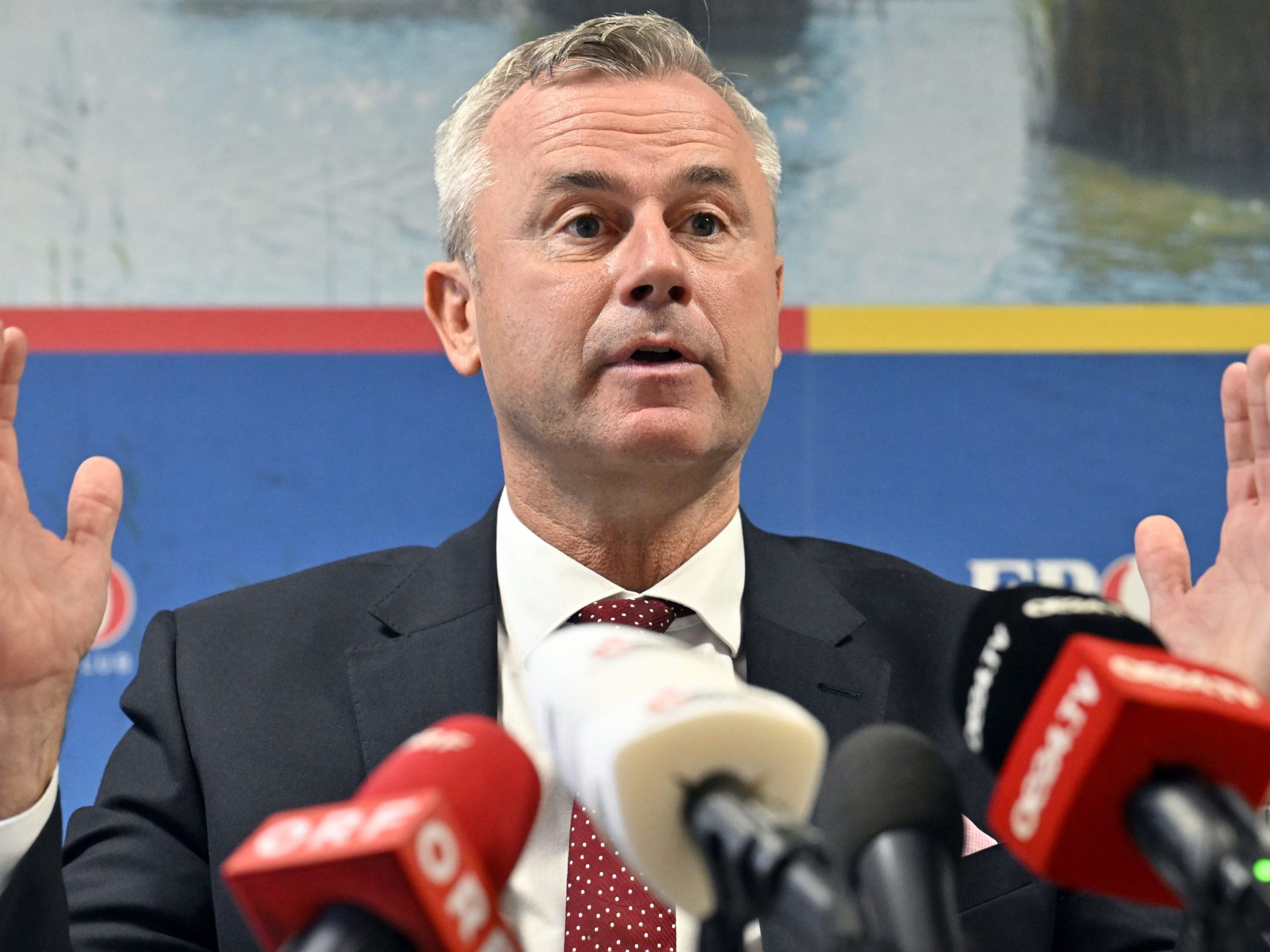 Fix ist, dass Norbert Hofer nach seiner Designierung als Spitzenkandidat für die Landtagswahl im Burgenland nicht im Präsidium verbleiben wird. Fix ist, dass Norbert Hofer nach seiner Designierung als Spitzenkandidat für die Landtagswahl im Burgenland nicht im Präsidium verbleiben wird.