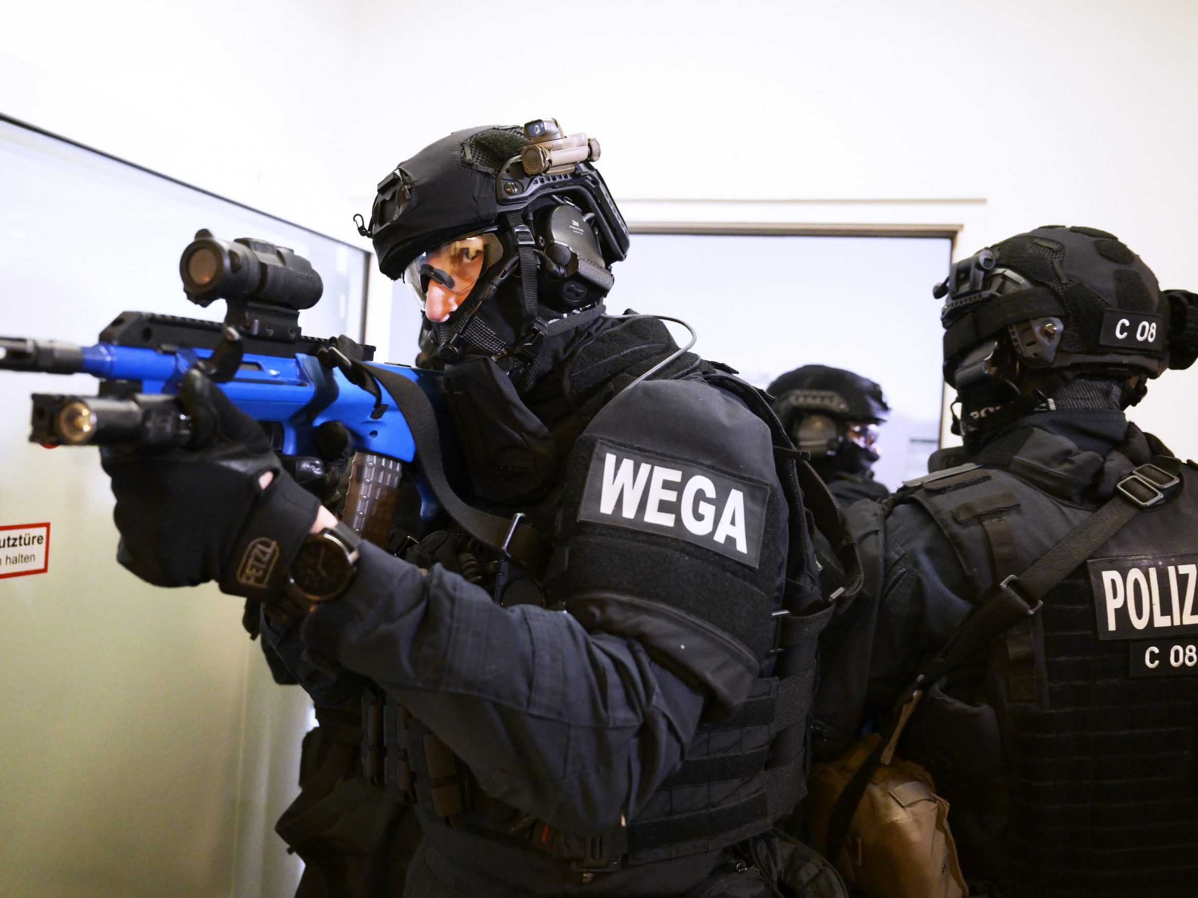 WEGA-Einsatz nach Drohung mit Waffe in Favoriten. WEGA-Einsatz nach Drohung mit Waffe in Favoriten.