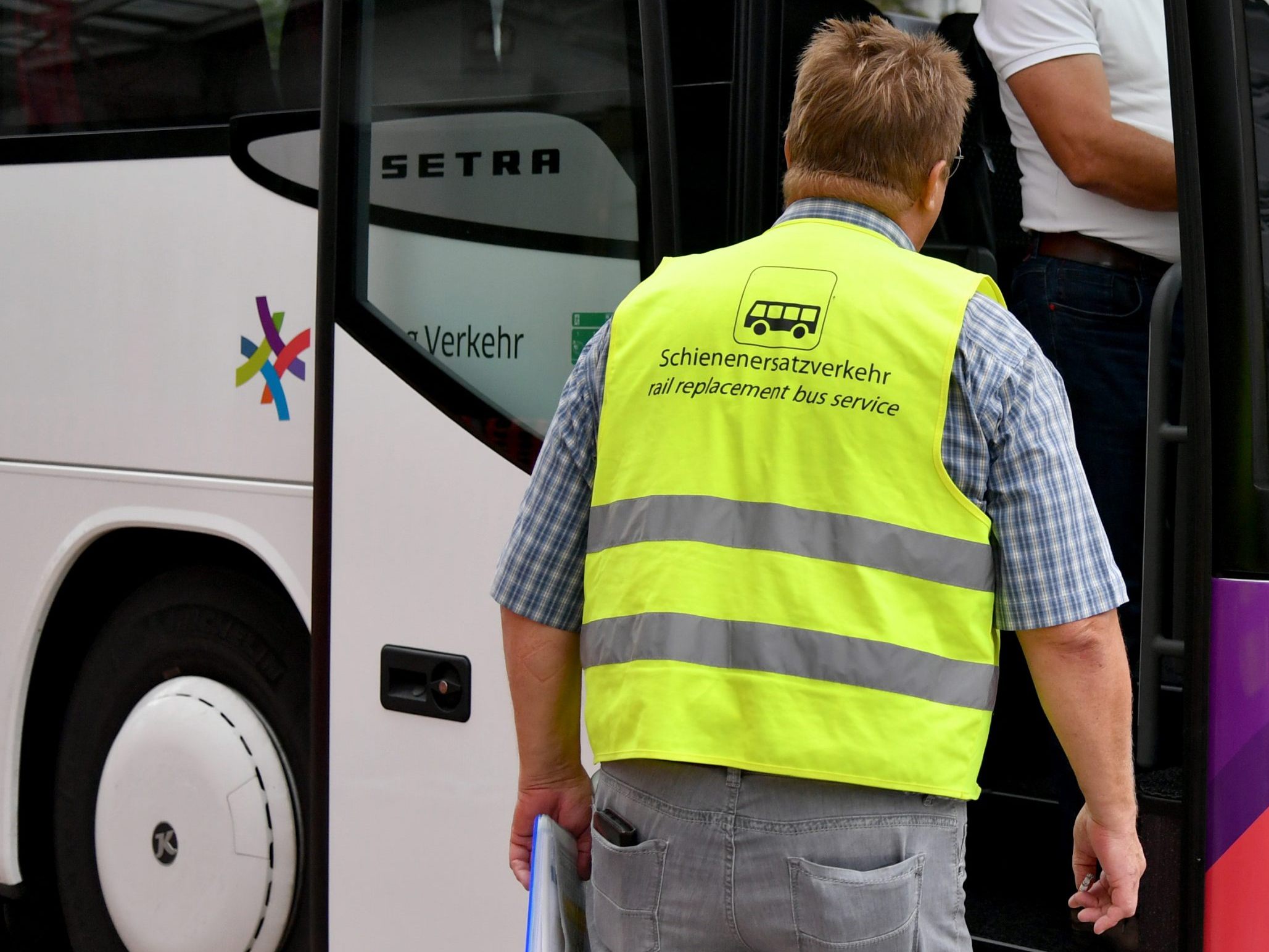 Für Pendler wurde ein Schienenersatzverkehr mit Bussen eingerichtet.