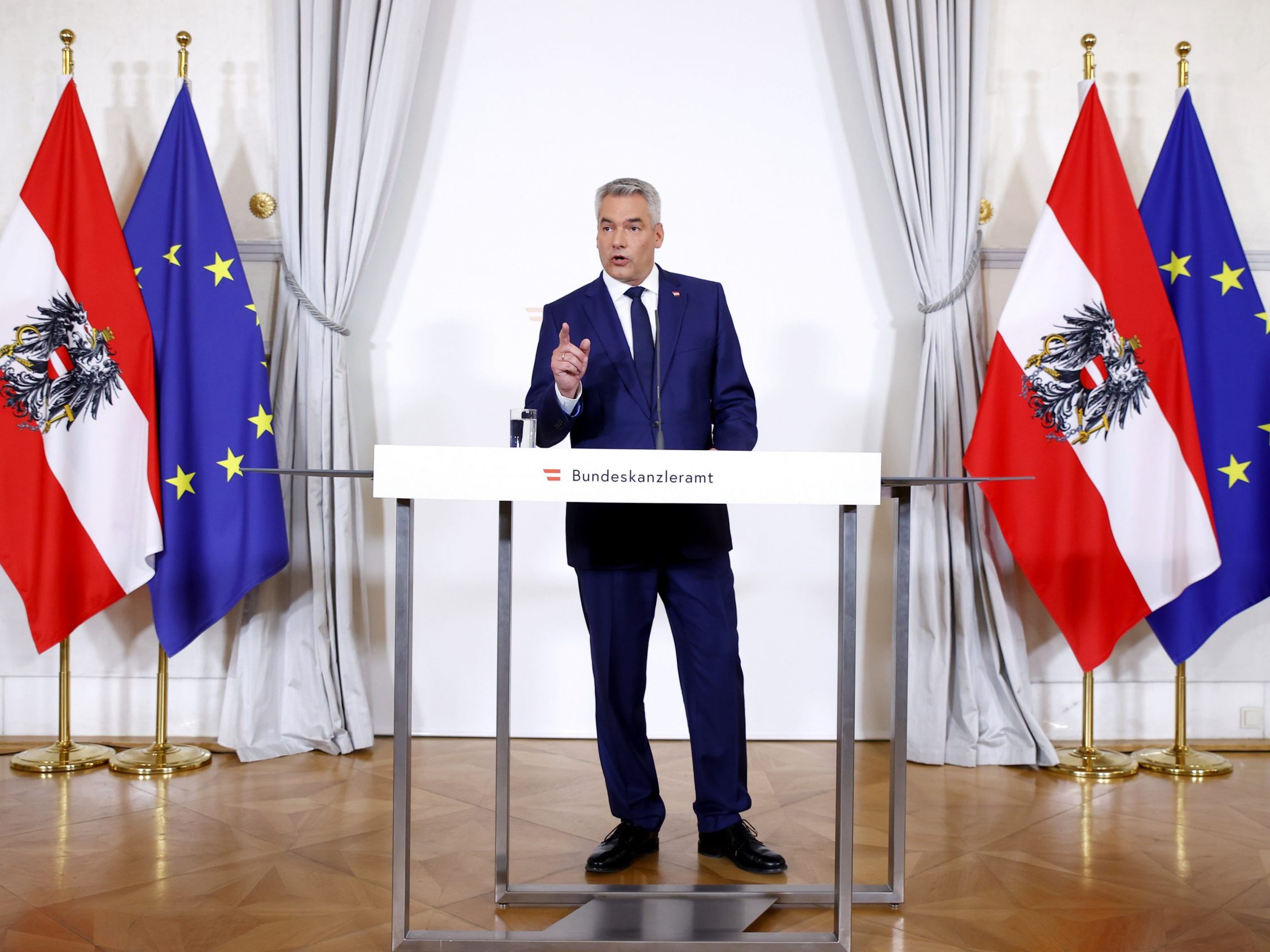 Nehammer nimmt den Auftrag zur Regierungsbildung an. Nehammer nimmt den Auftrag zur Regierungsbildung an.