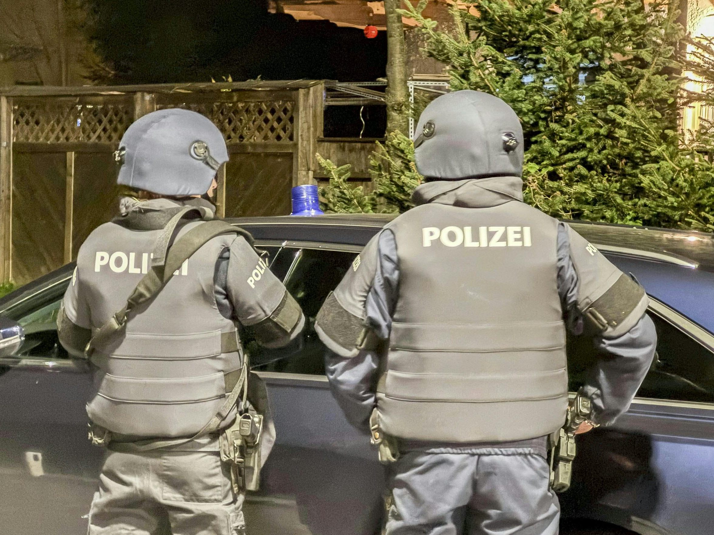 Der Tatverdächtige ist weiterhin flüchtig.