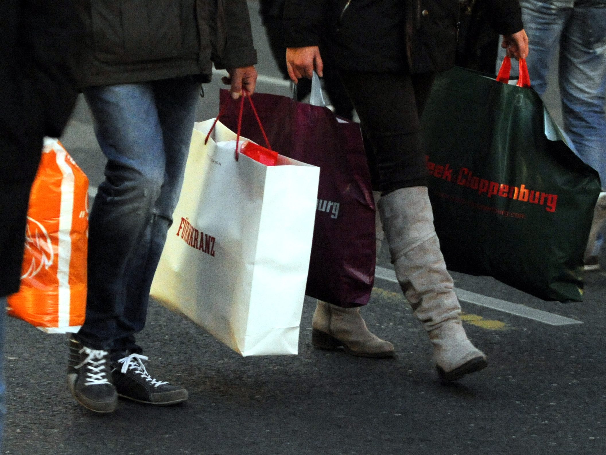 Österreicher kaufen Weihnachtsgeschenke wieder mehr im Geschäft. Österreicher kaufen Weihnachtsgeschenke wieder mehr im Geschäft.