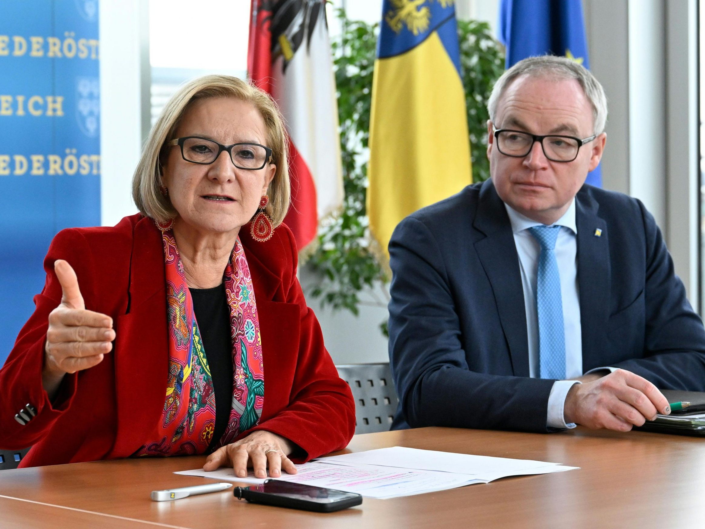 "Wir helfen so rasch und effizient wie möglich", so Niederösterreichs Landeshauptfrau Mikl-Leitner (links). "Wir helfen so rasch und effizient wie möglich", so Niederösterreichs Landeshauptfrau Mikl-Leitner (links).