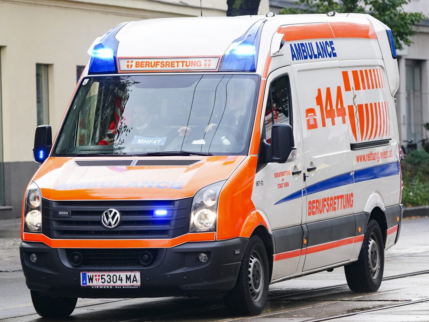 Die Berufsrettung Wien versorgte den E-Scooter-Fahrer.