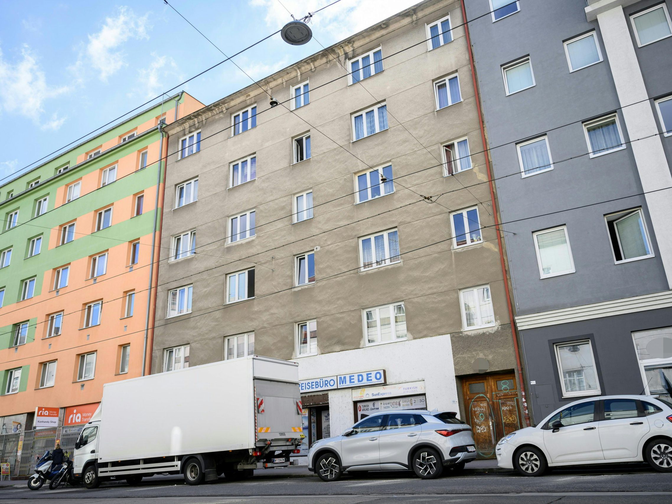 Eine Frau stürzte nach einem Streit mit ihrem Ehemann aus dem Fenster.