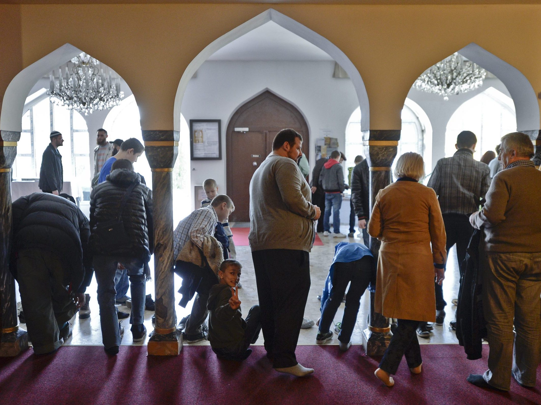 Der Tag der offenen Moschee bietet die Möglichkeit, sich mit den unterschiedlichen Traditionen, Kulturen und Glaubensrichtungen des Islam vertraut zu machen. Der Tag der offenen Moschee bietet die Möglichkeit, sich mit den unterschiedlichen Traditionen, Kulturen und Glaubensrichtungen des Islam vertraut zu machen.
