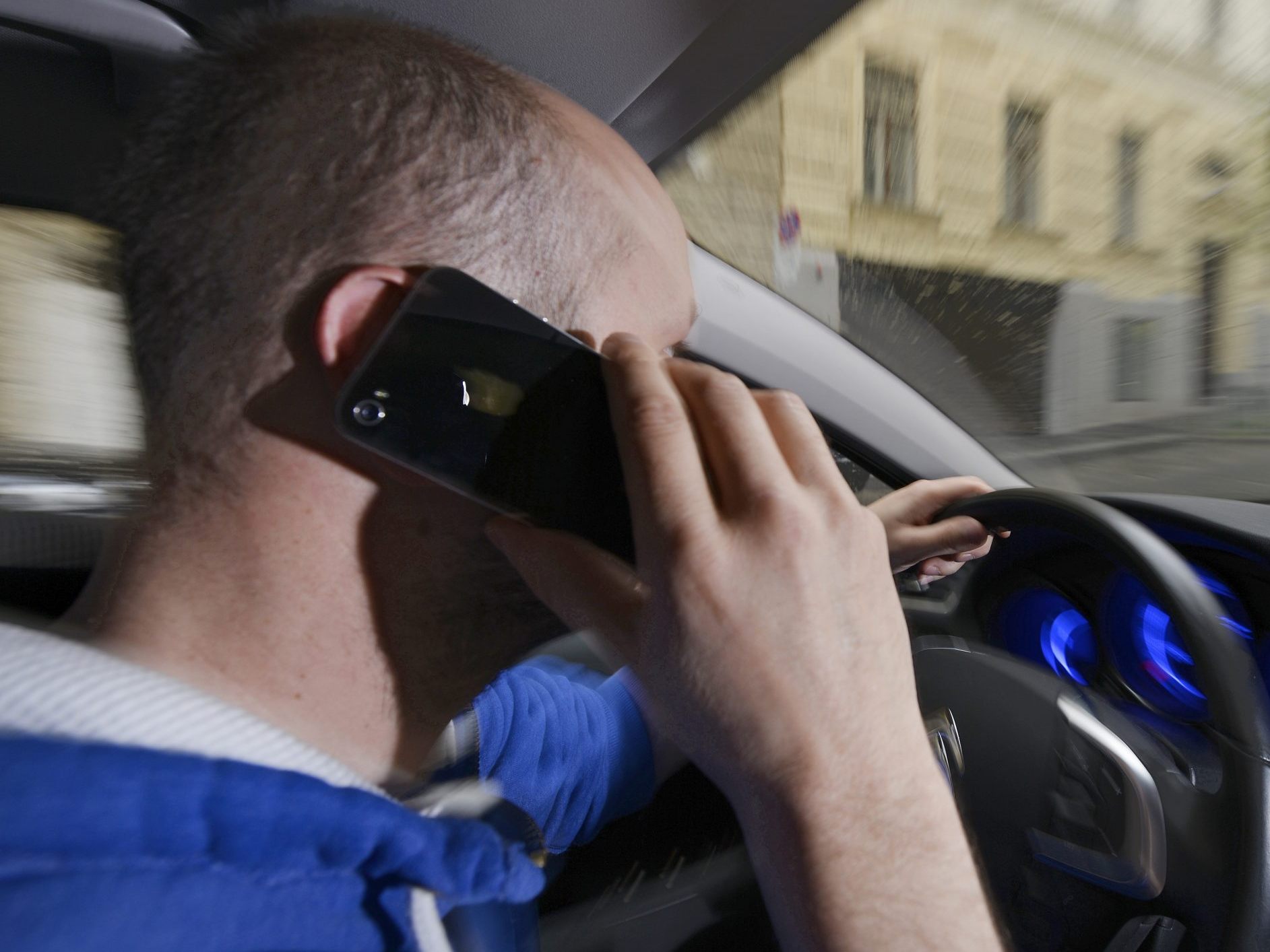 Viele Autofahrer sind während der Fahrt abgelenkt.