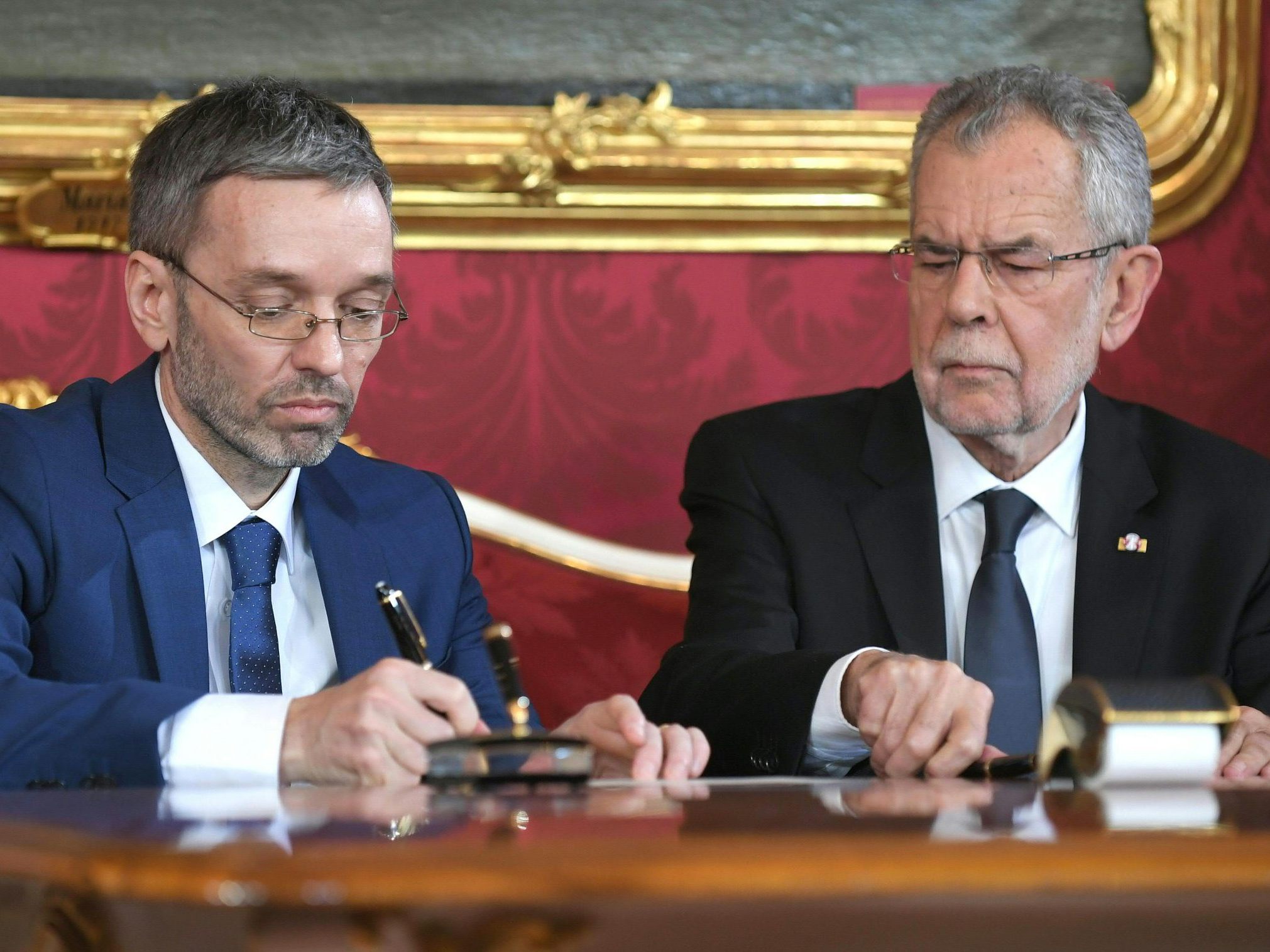 Van der Bellen setzt sich als erstes mit FPÖ-Chef Kickl zusammen. Van der Bellen setzt sich als erstes mit FPÖ-Chef Kickl zusammen.
