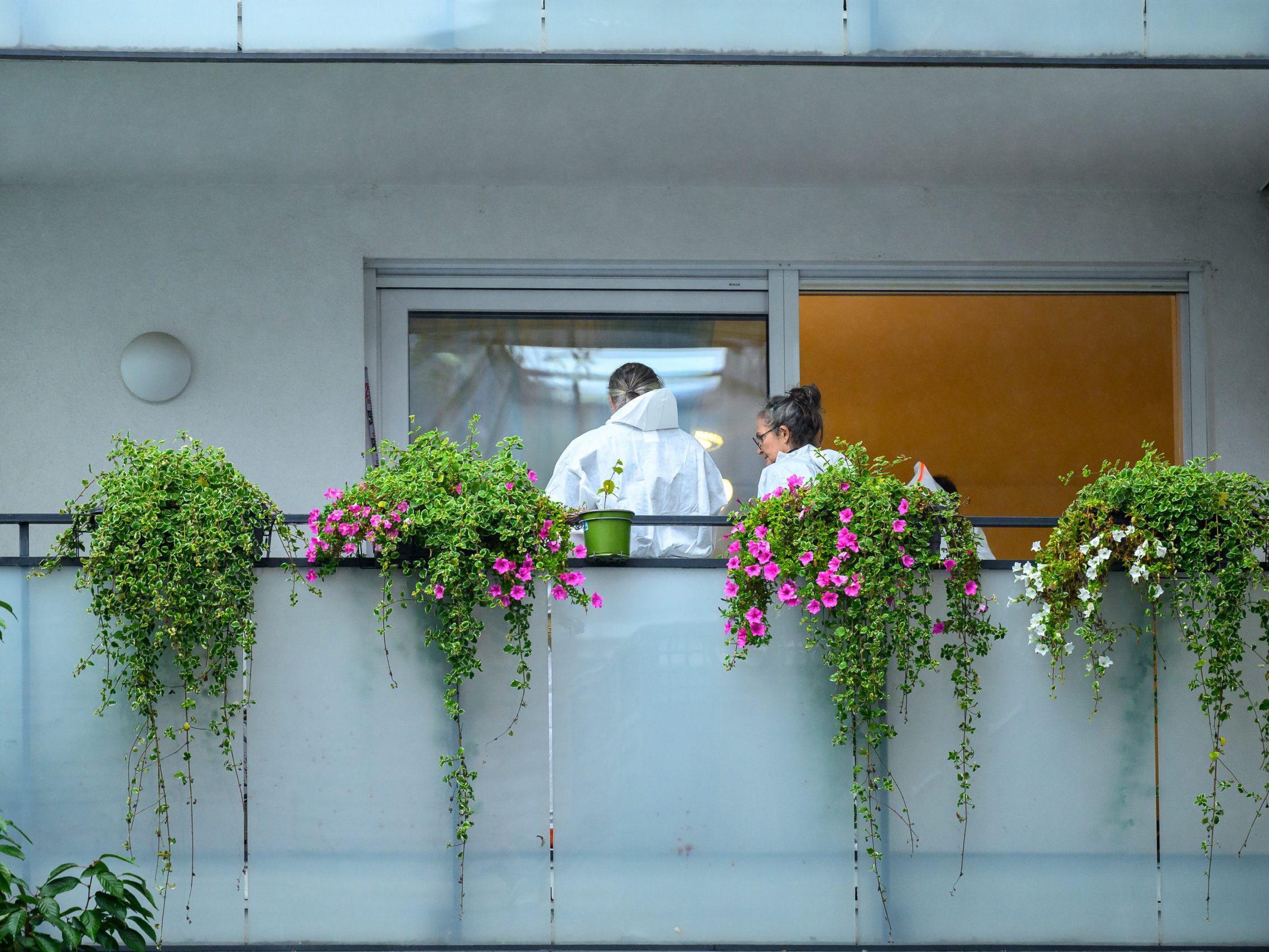 Der Mann ging mit einem Ast auf dem Balkon der Wohnung auf seine Ehefrau los und erschlug sie.