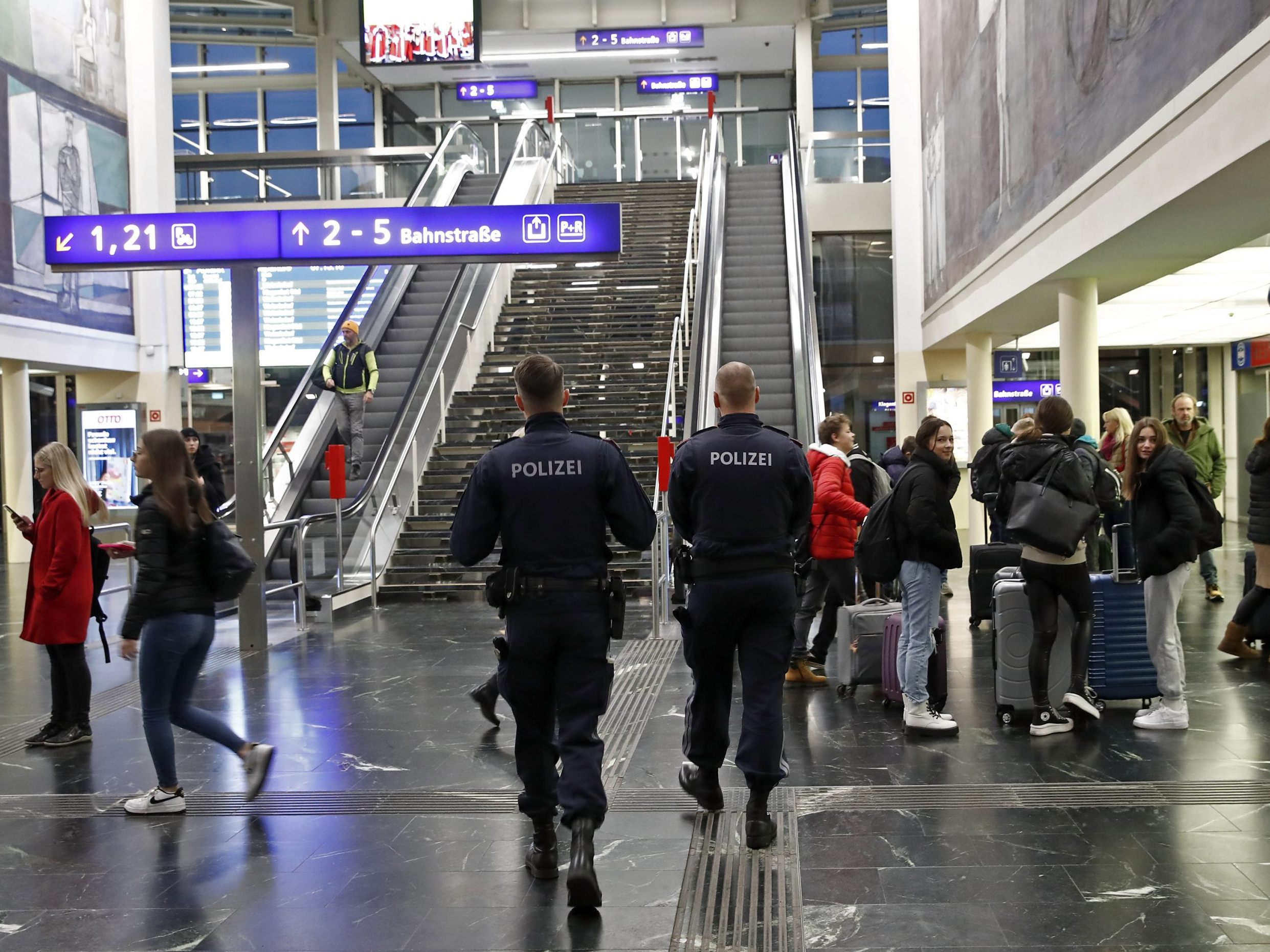 Der Klagenfurter Hauptbahnhof musste evakuiert werden. Der Klagenfurter Hauptbahnhof musste evakuiert werden.