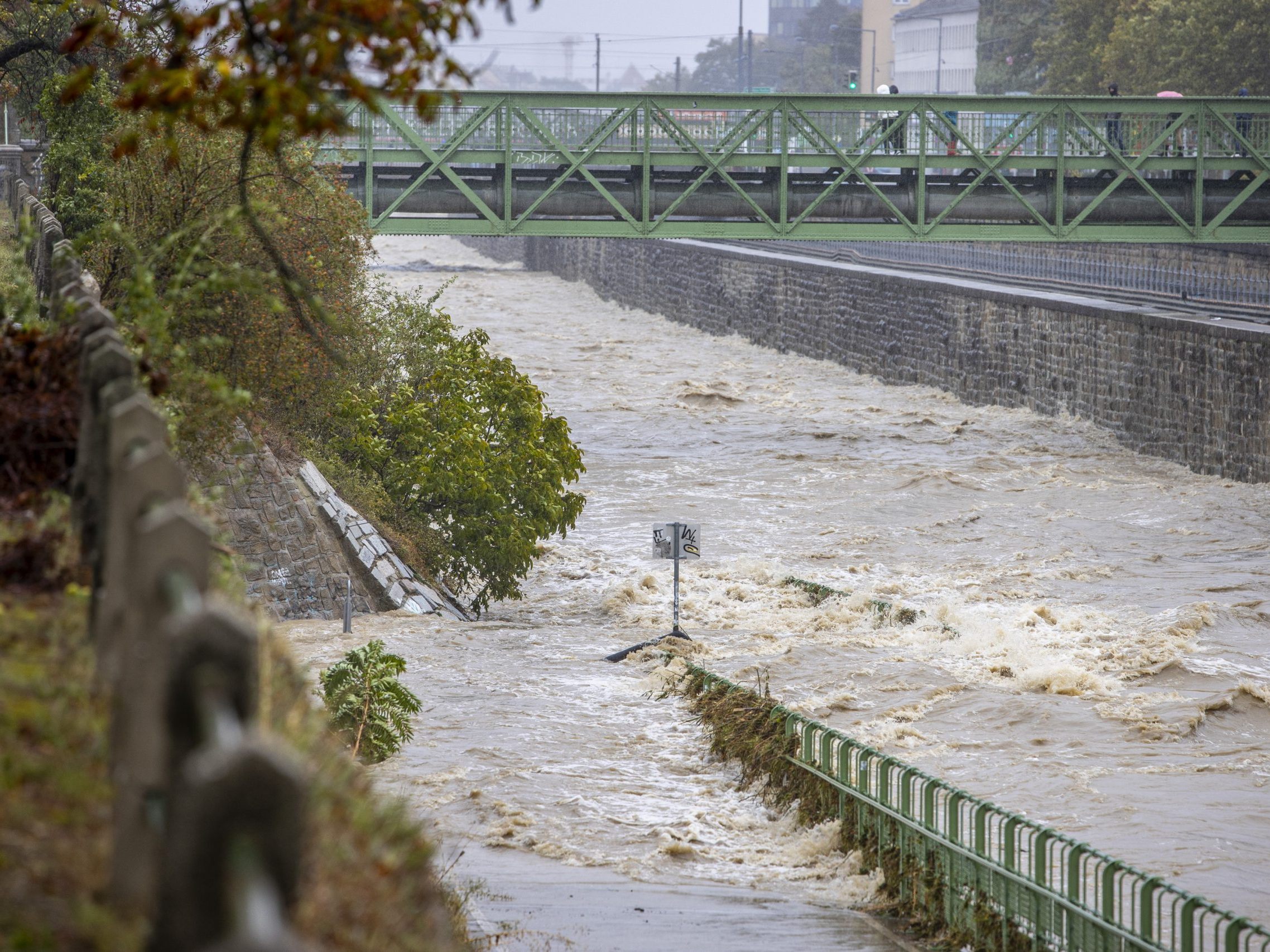 Die Aufräumarbeiten nach dem Hochwasser beim Wienflussradweg sind noch nicht abgeschlossen.