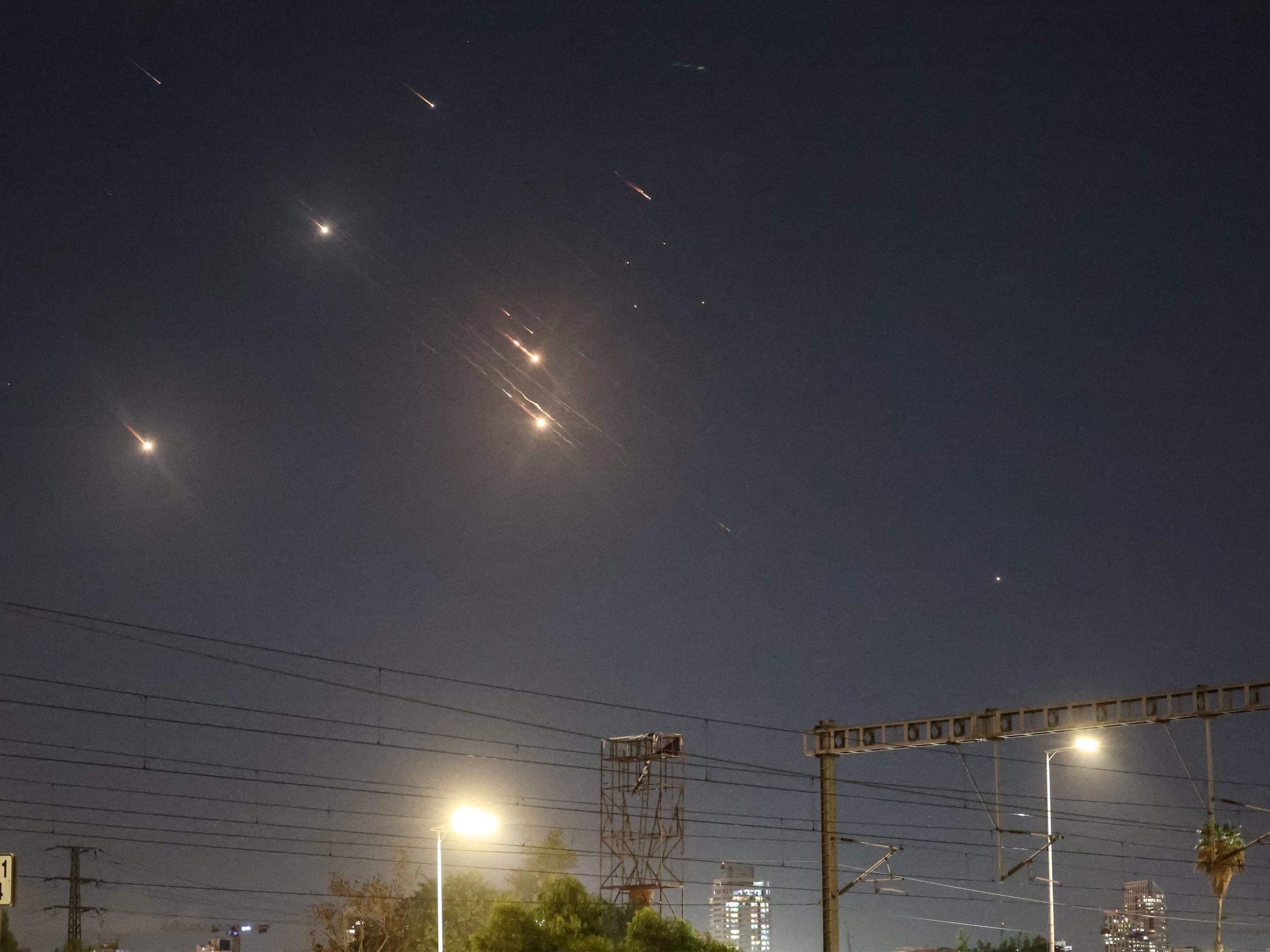 Iran hat Raketen auf Israel abgefeuert. Iran hat Raketen auf Israel abgefeuert.
