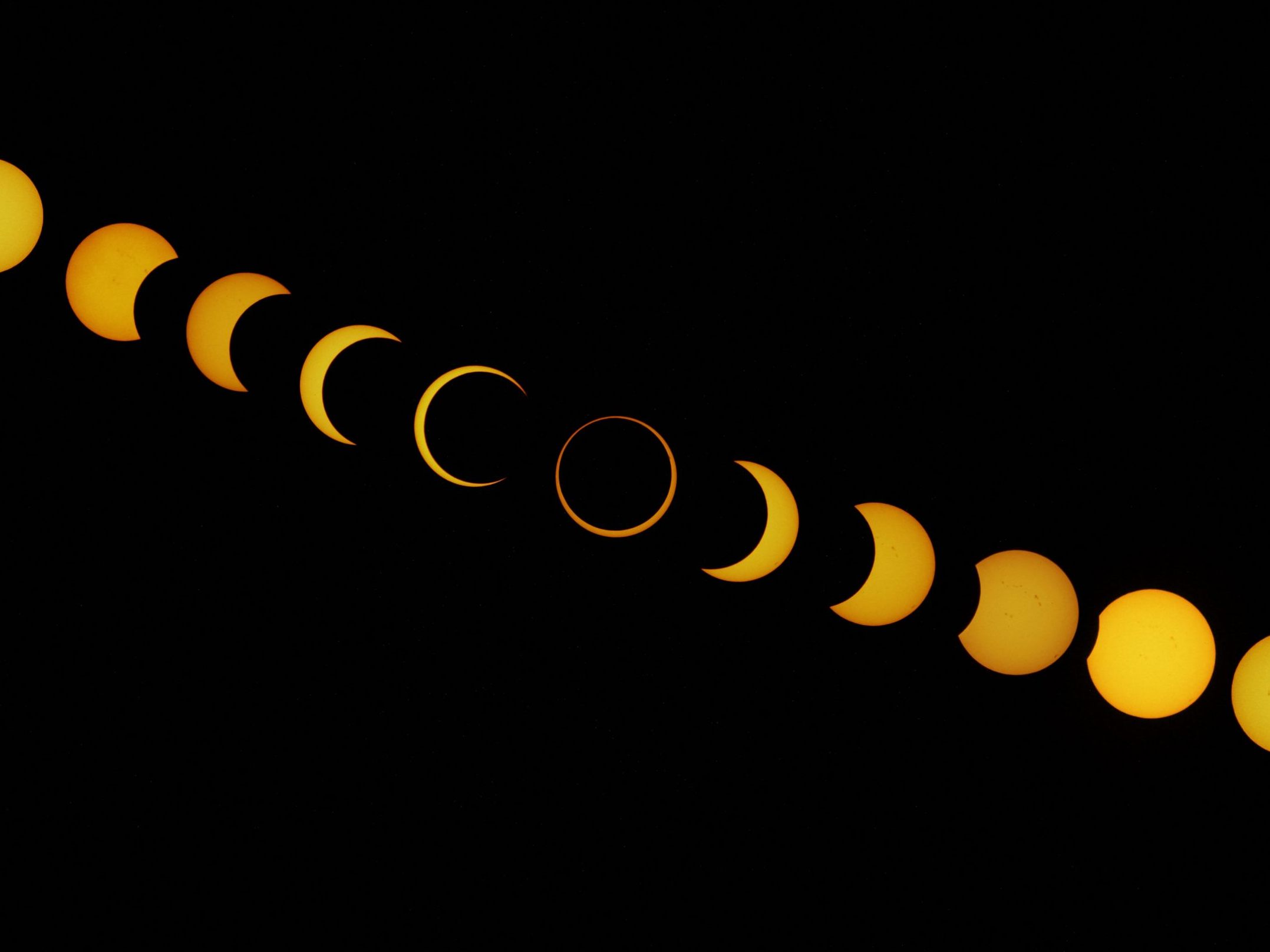 Menschen in Südamerika beobachteten die ringförmige Sonnenfinsternis. Menschen in Südamerika beobachteten die ringförmige Sonnenfinsternis.