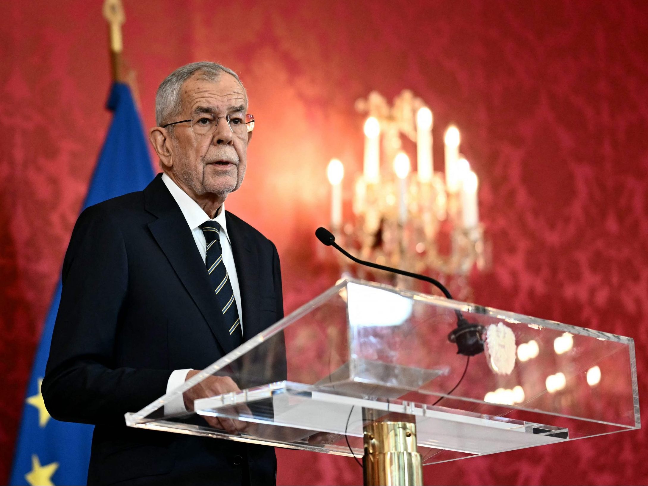 Van der Bellen erteilt vorerst keinen Regierungsbildungsauftrag. Van der Bellen erteilt vorerst keinen Regierungsbildungsauftrag.