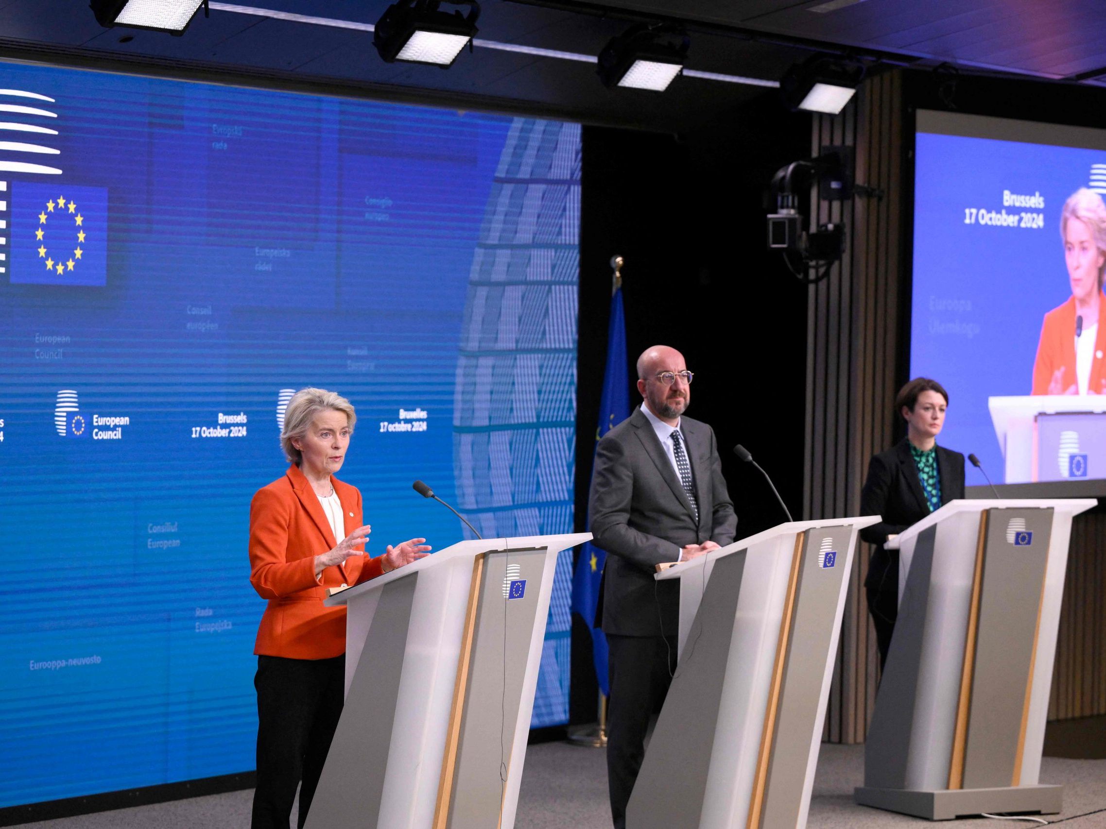 Von der Leyen neben Michel nach dem Gipfel. Von der Leyen neben Michel nach dem Gipfel.