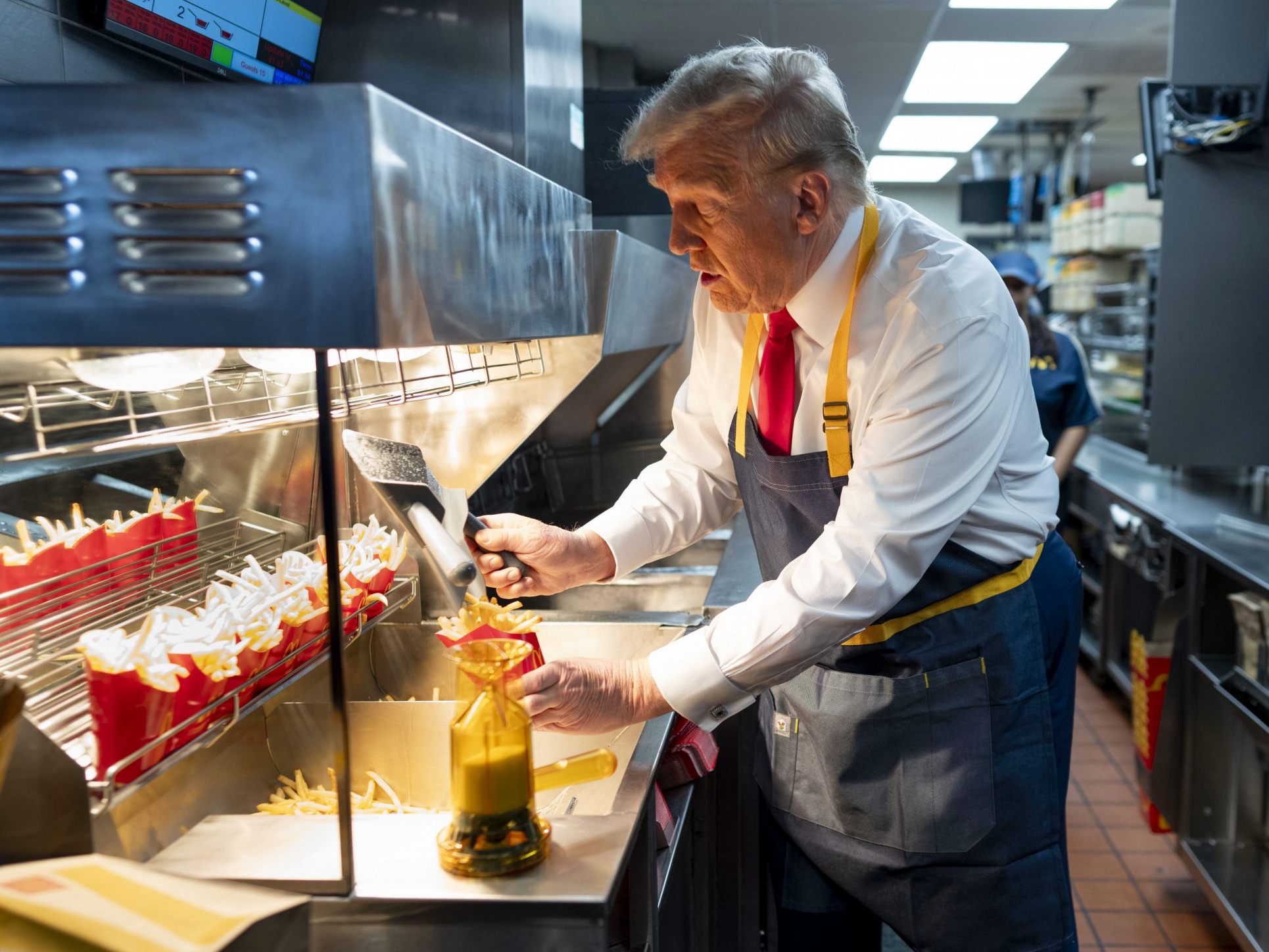 Donald Trump macht Wahlkampf bei McDonald's. Donald Trump macht Wahlkampf bei McDonald's.
