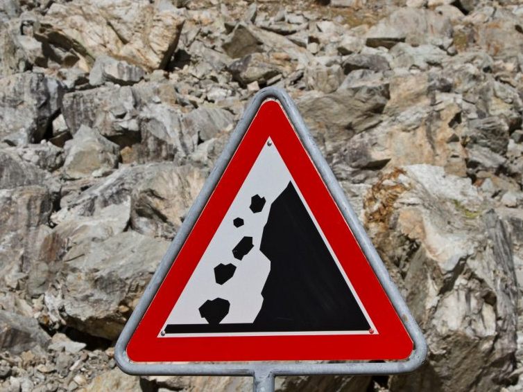 Die B33 ist nach dem Felssturz weiter gesperrt.