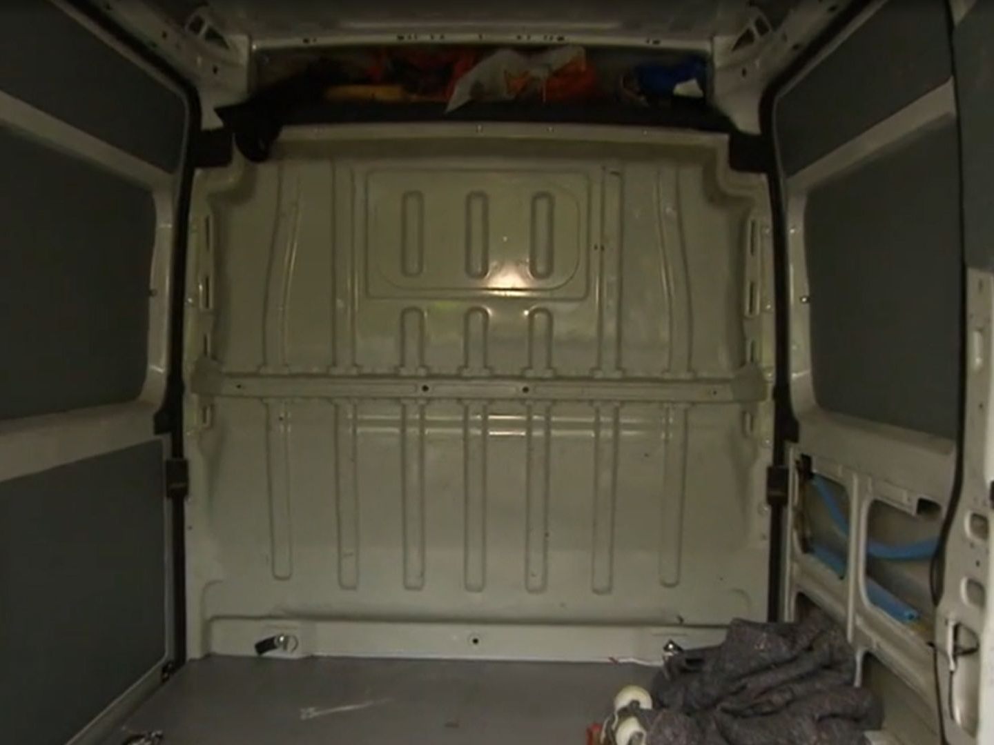 Die Designer-Kleider wurden aus einem Transporter gestohlen. Die Designer-Kleider wurden aus einem Transporter gestohlen.