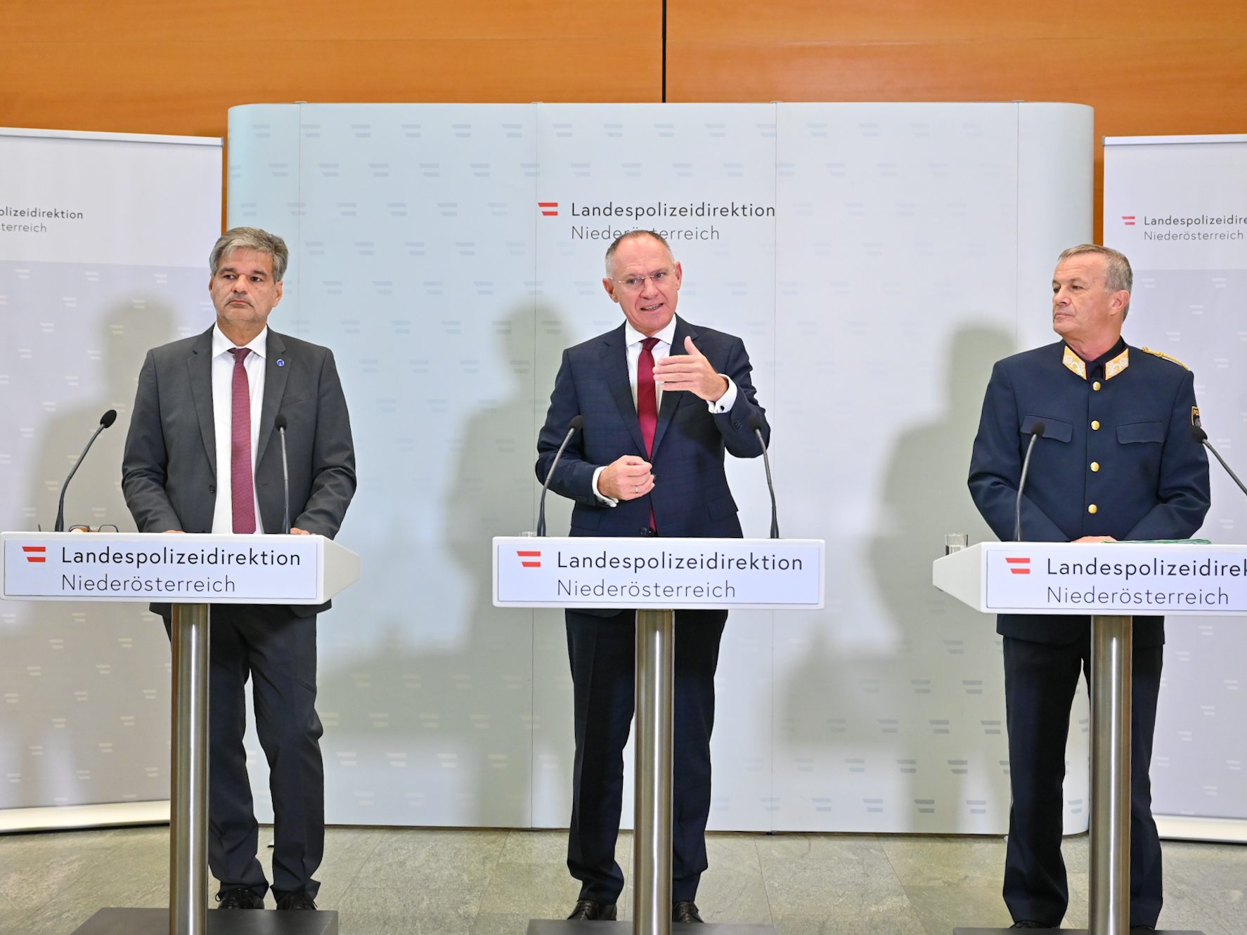 In St. Pölten ist ein Netzwerk von mutmaßlichen Anhängern der Terror-Miliz "Islamischer Staat" (IS) ausgehebelt worden.
