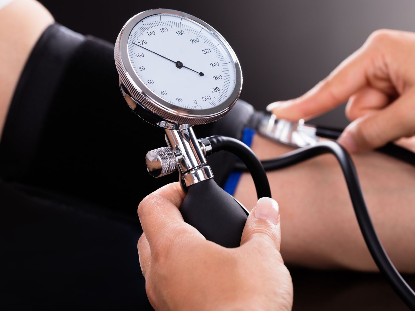 Eine Studie zeigt, dass falsche Armhaltungen beim Blutdruckmessen zu deutlich erhöhten Werten führen können.