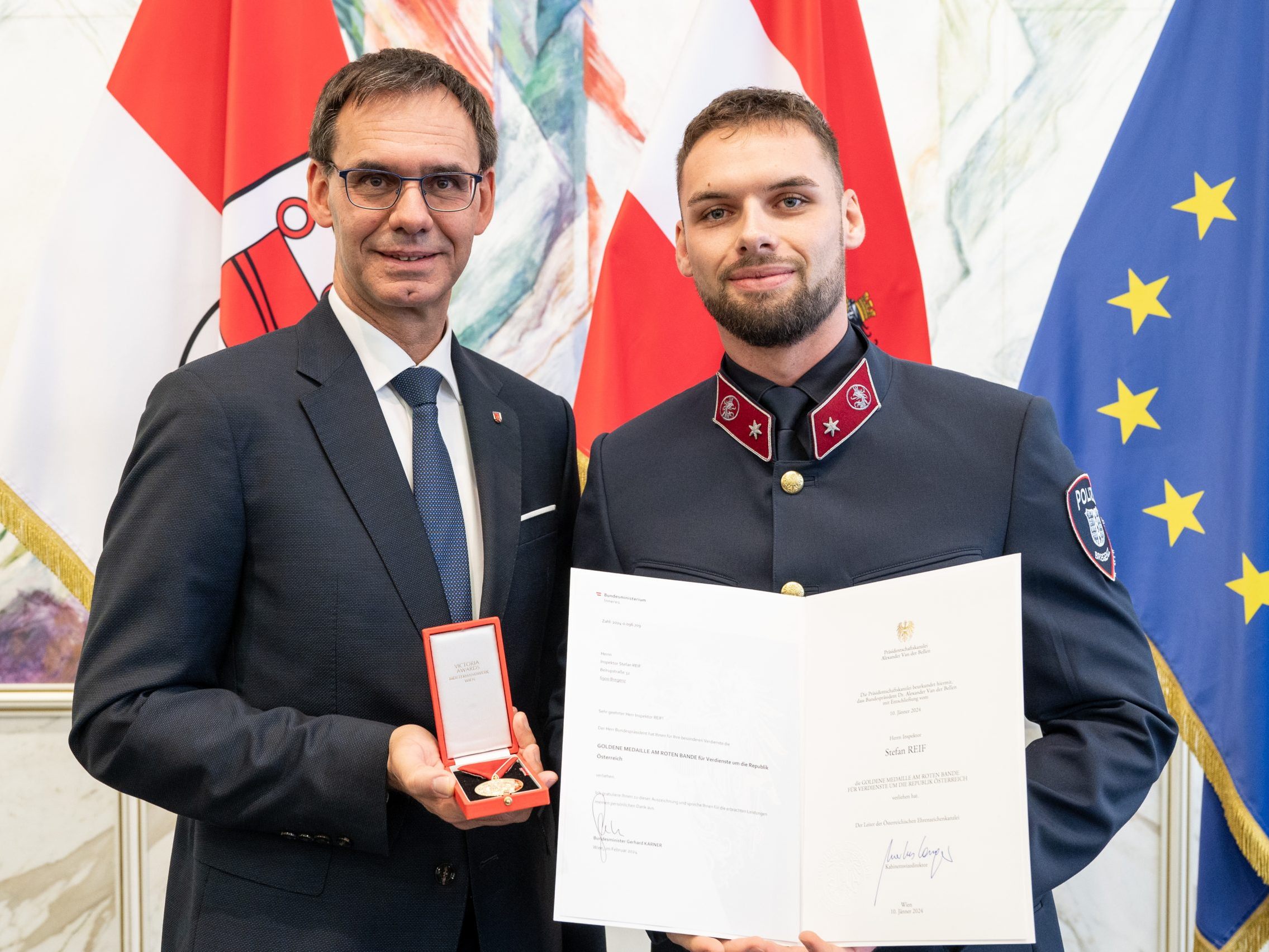 Stefan Reif wurde mit der Goldenen Medaille am Roten Bande für Verdienste um die Republik Österreich verliehen.