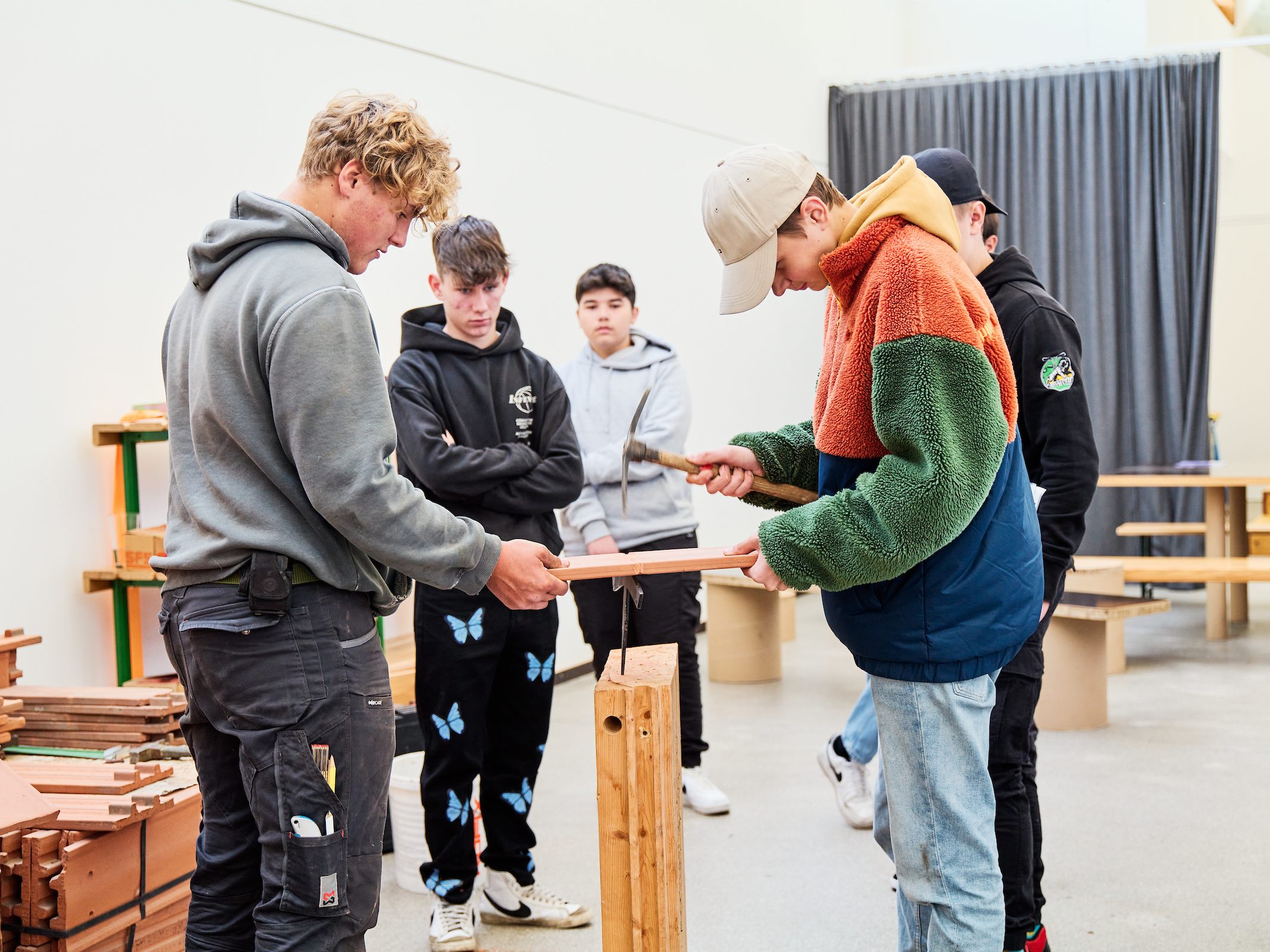 Interessierte können sich bei Markus Hämmerle und seinem Team handwerklich ausprobieren und alles über den Lehrberuf Dachdecker:in erfahren. Interessierte können sich bei Markus Hämmerle und seinem Team handwerklich ausprobieren und alles über den Lehrberuf Dachdecker:in erfahren.