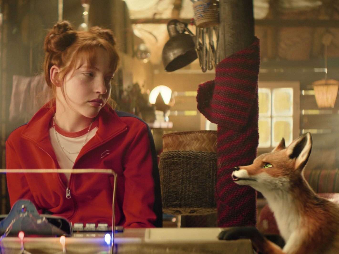 Ida (Emilia Maier) bespricht sich mit Fuchs Rabbat (Stimme: Max von der Groeben).