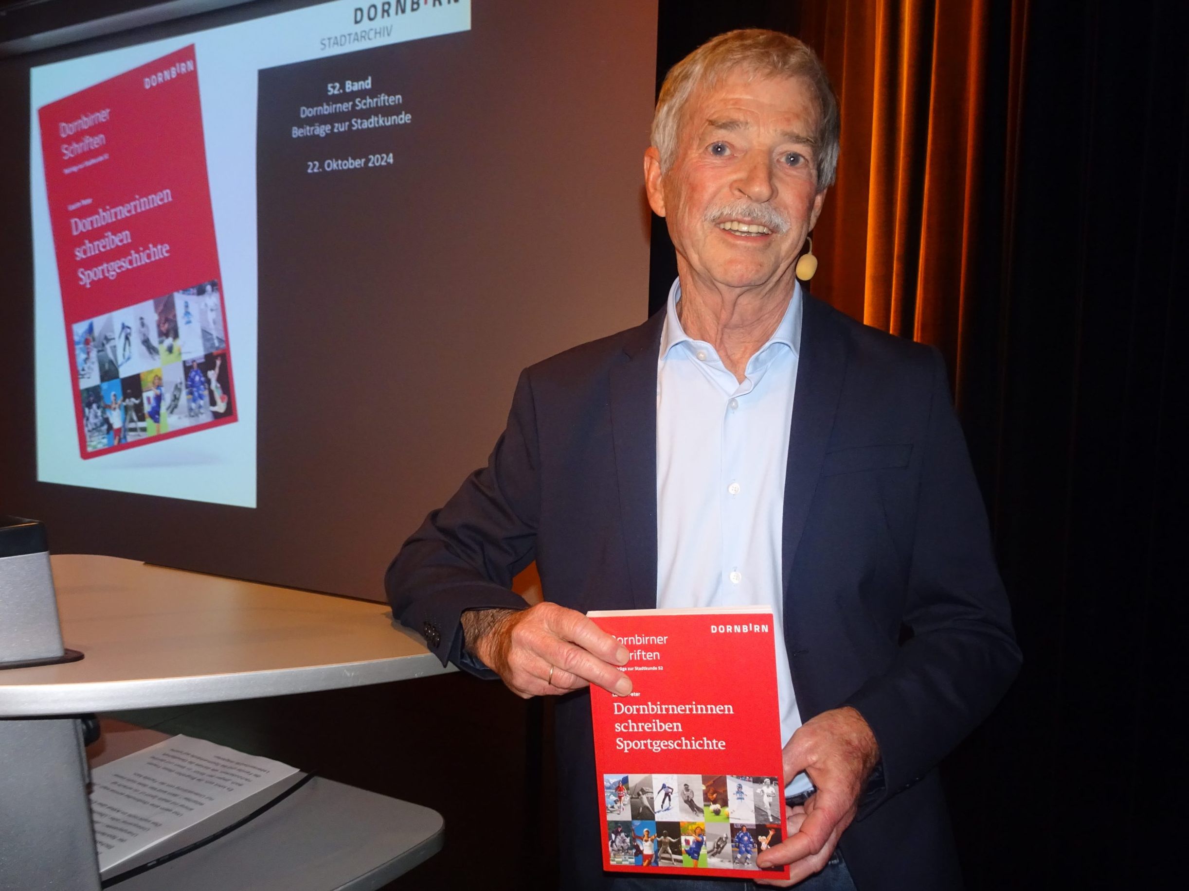 Laurin Peter präsentiert sein neues Buch, das die inspirierenden Geschichten von 14 Dornbirner Athletinnen erzählt. Laurin Peter präsentiert sein neues Buch, das die inspirierenden Geschichten von 14 Dornbirner Athletinnen erzählt.
