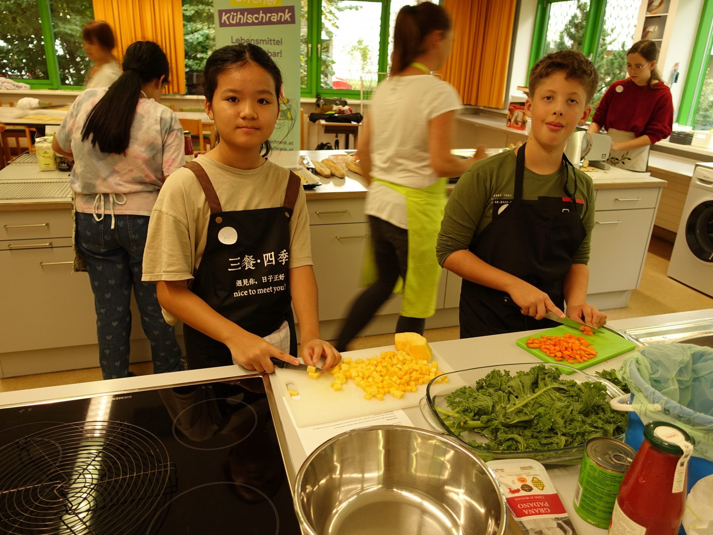 An der MS Markt wurde fleißig geschnippelt und feine Köstlichkeiten aus Lebensmittelresten gekocht. An der MS Markt wurde fleißig geschnippelt und feine Köstlichkeiten aus Lebensmittelresten gekocht.