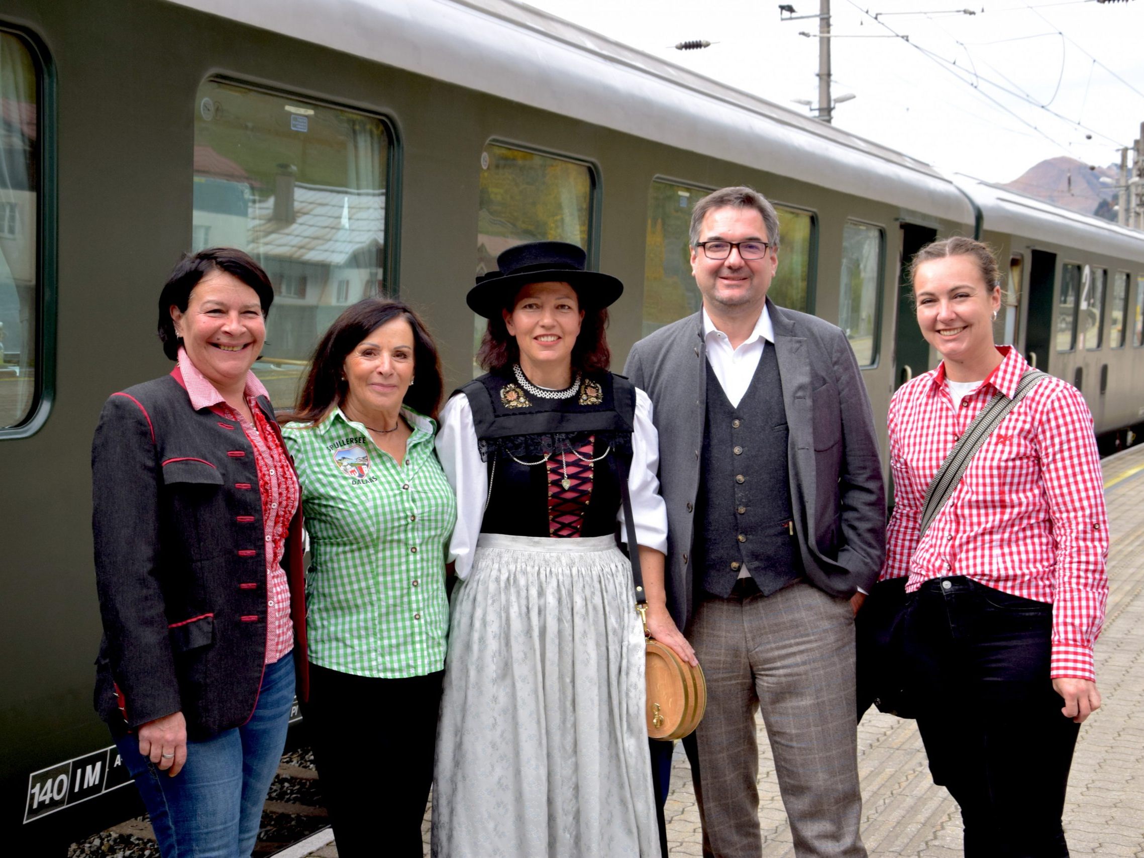 Vor der Schlierengarnitur posierten Barbara Mathies, Andrea Fritz, Danja Sutterlüty, Historiker Christof Thöny und Miriam Konrad.