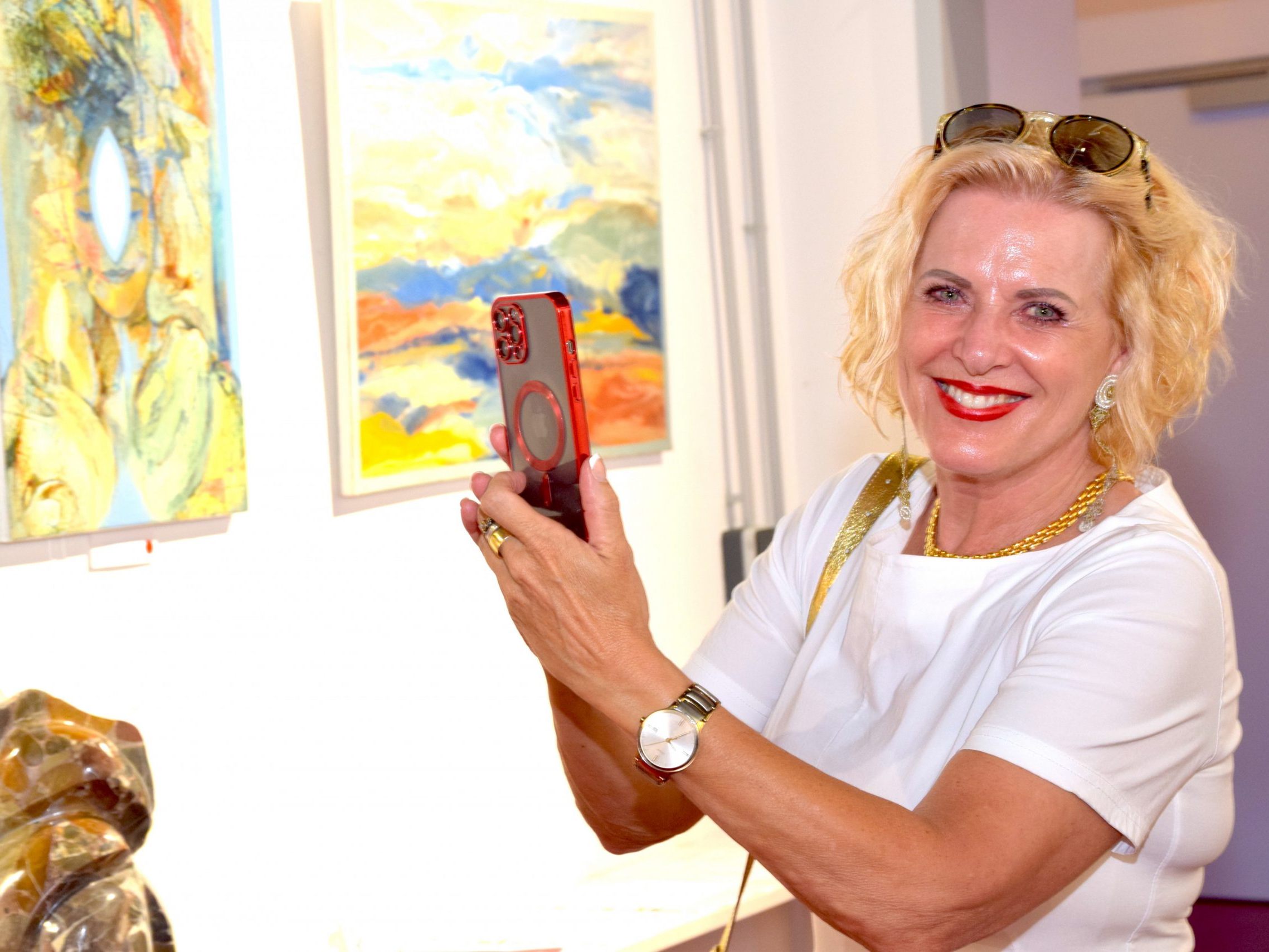 Sängerin und Managerin Anita Dressel-Malang befand sich unter den zahlreichen Besuchern der Exposition. Begeistert hielt sie einige der gezeigten Werke fotografisch fest.