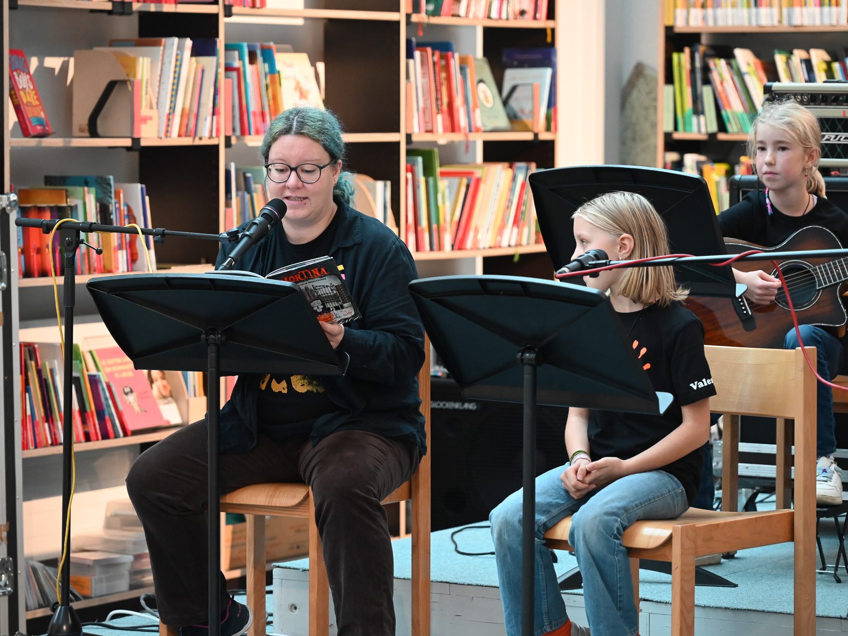 Wenn Bücher auf Musik treffen, kann Schönes entstehen. Das bewiesen Jasmine Etter von der Bibliothek und Schüler der Rheintalischen Musikschule beim Konzert am Freitag.