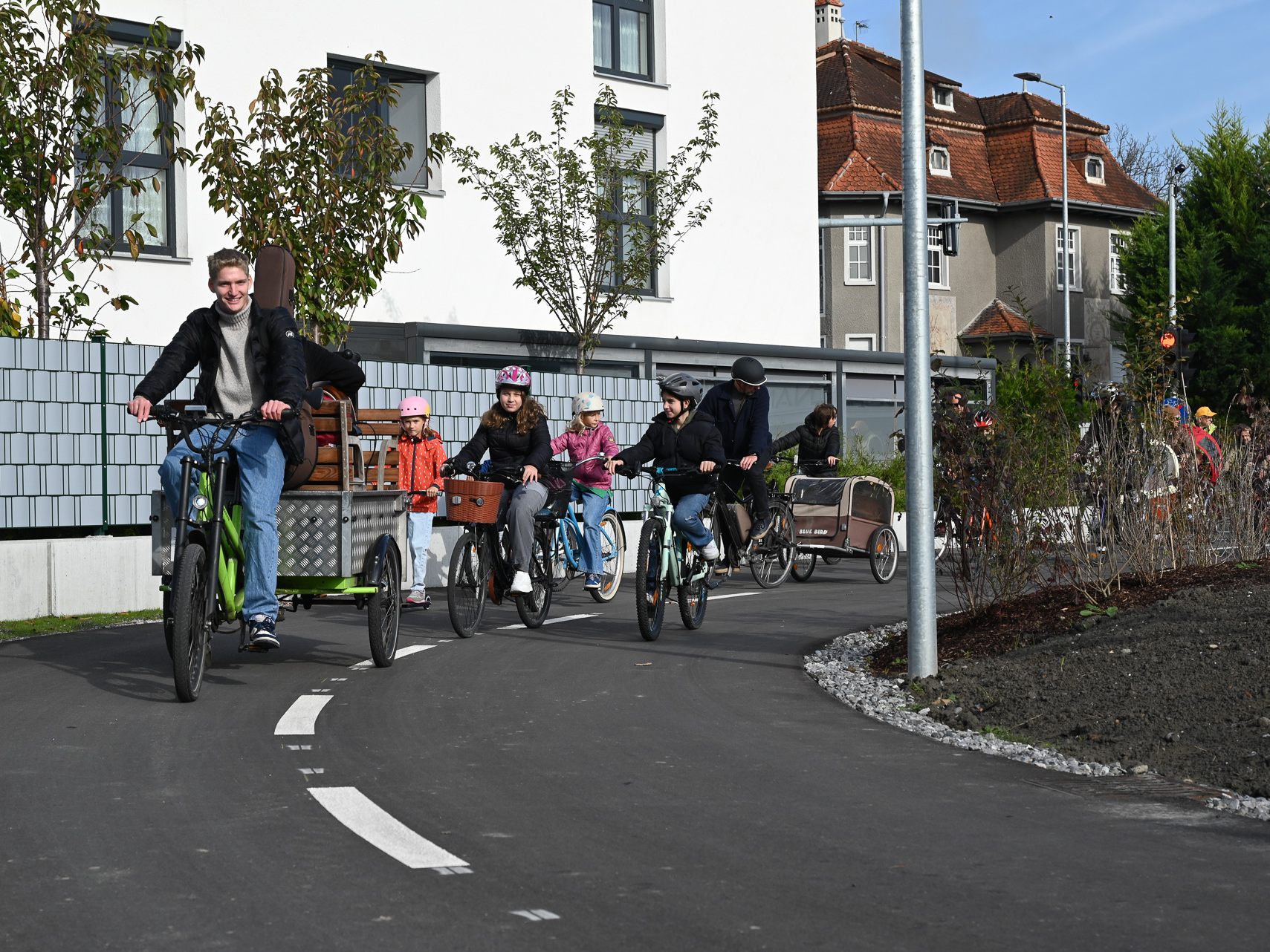 Am Sonntag wurde der neue Radweg ins Hasenfeld mit einer Fahrradparade vom Zentrum zum neuen Pumptrack eingeweiht.